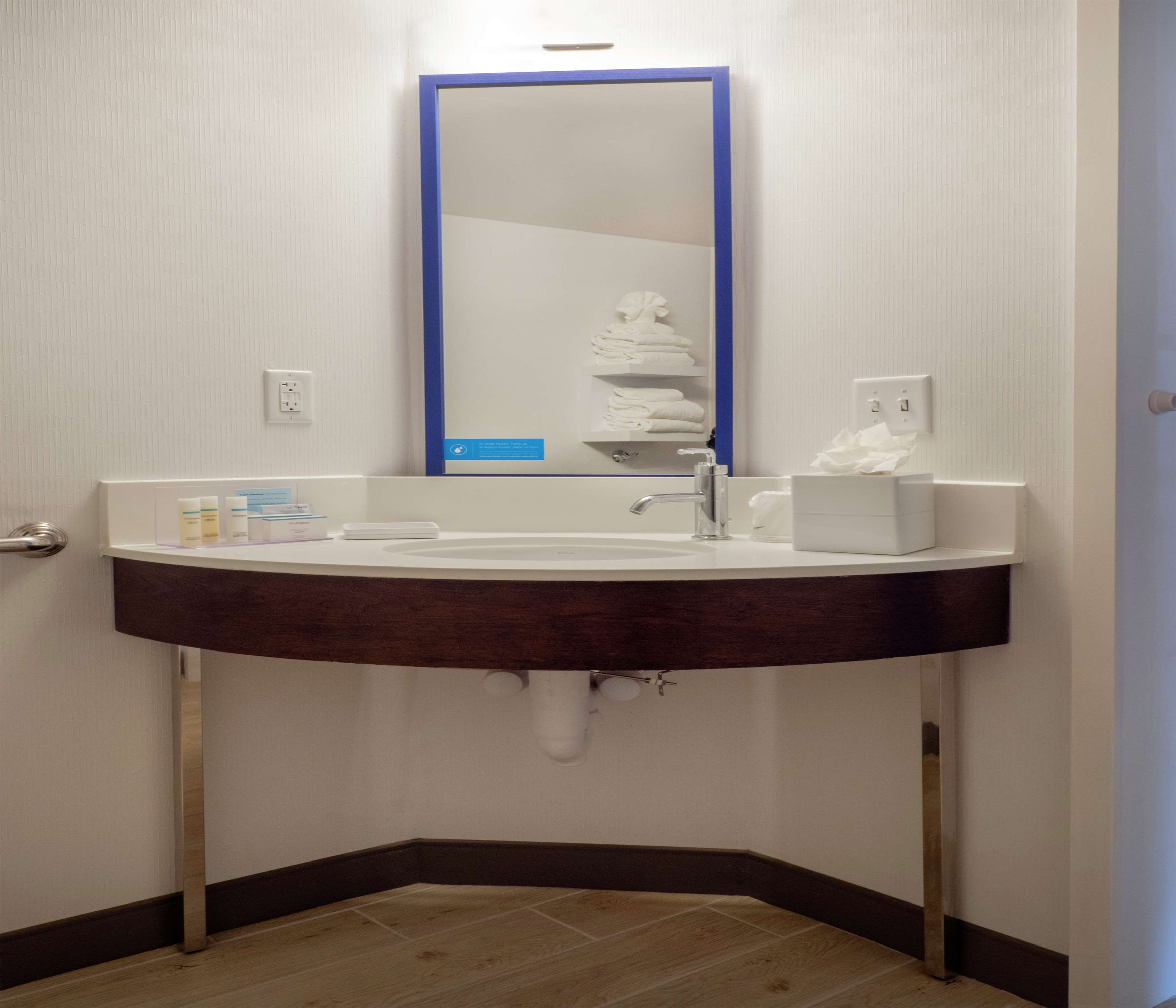 Hampton Inn by Hilton Hazleton Room Type - 1 KING ACC W TUB NON SMOK
