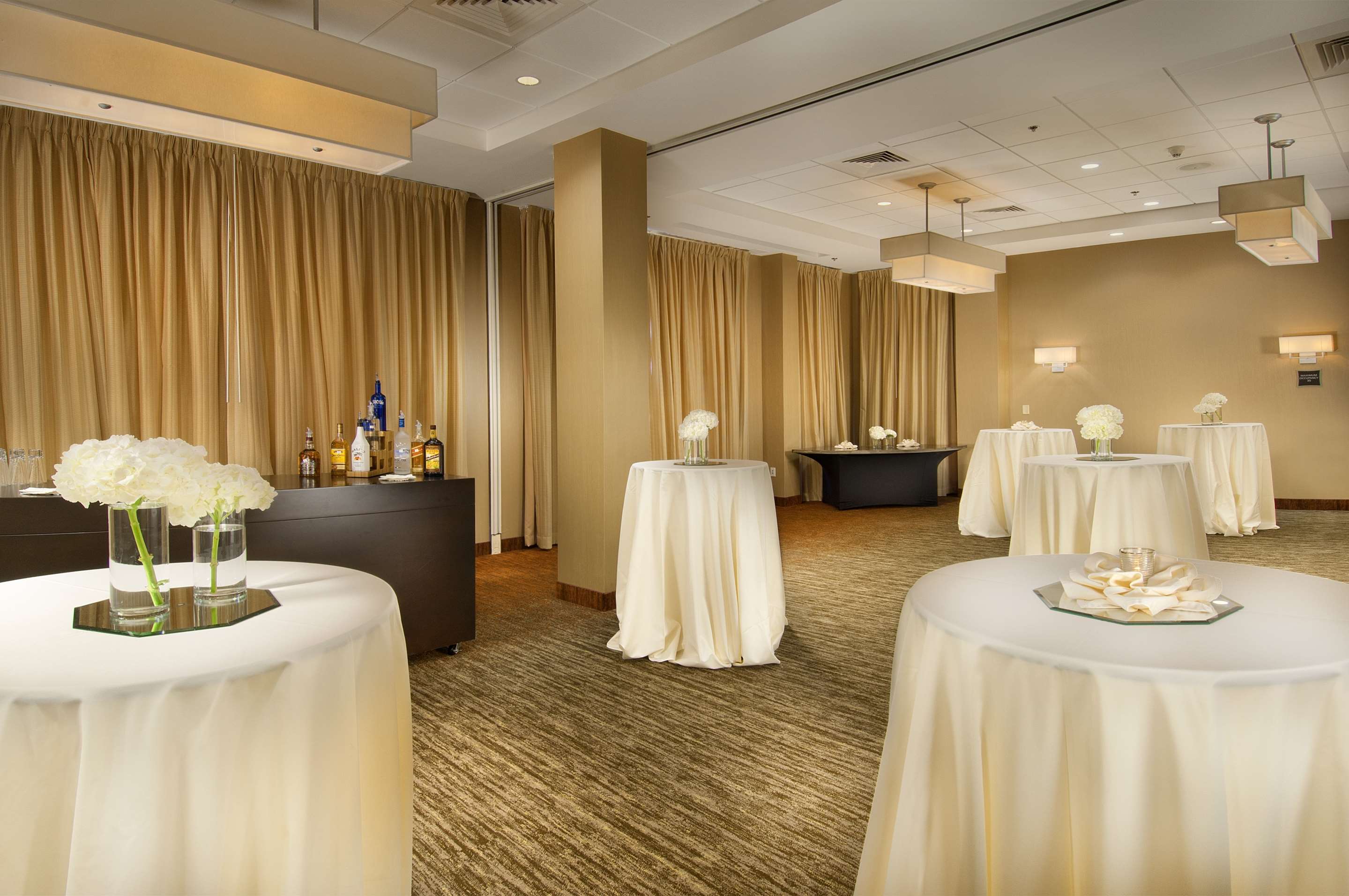 BarLounge | DoubleTree by Hilton Sterling - Dulles Airport