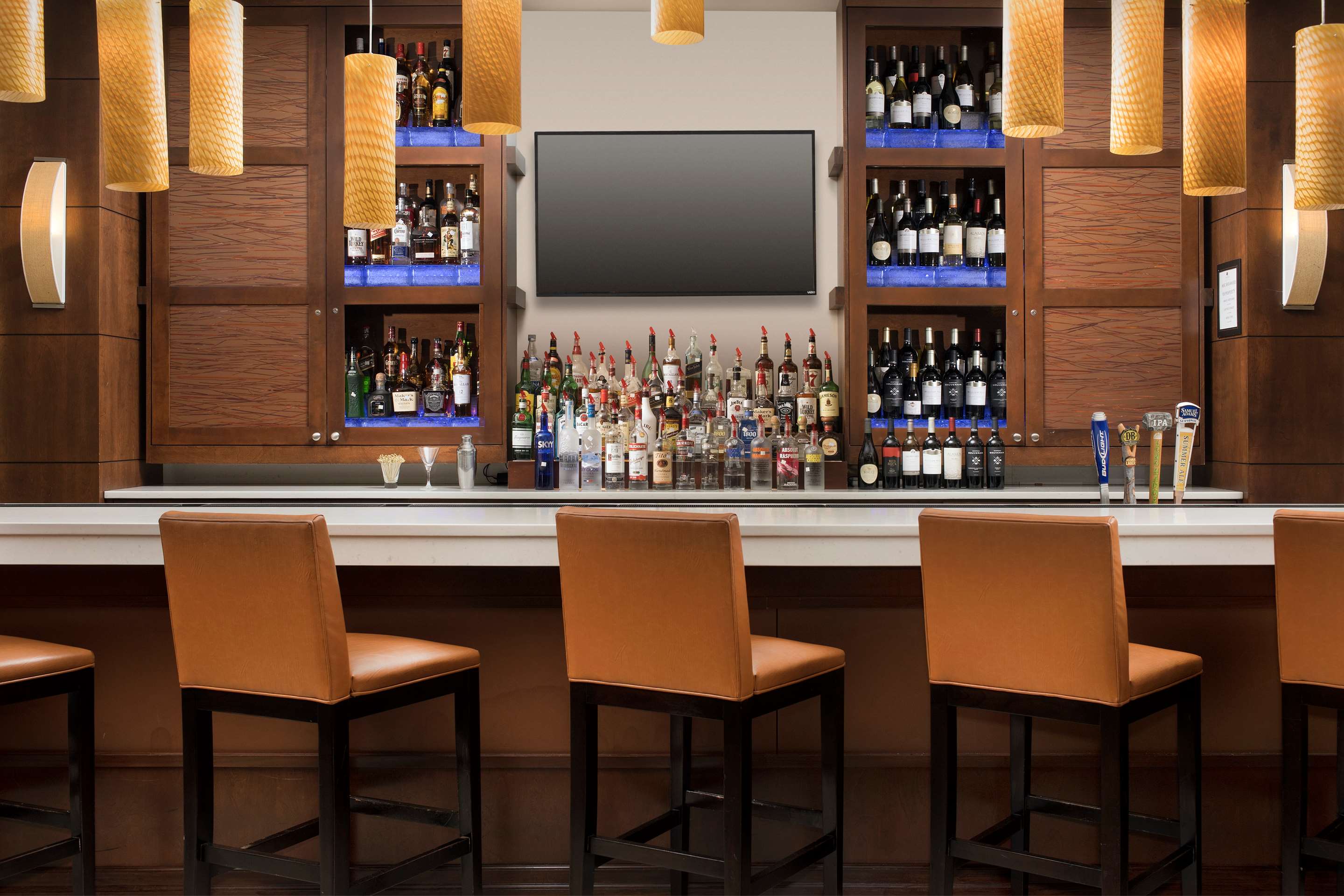 BarLounge | DoubleTree by Hilton Sterling - Dulles Airport