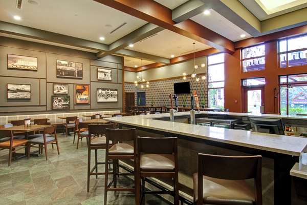 Bar - DoubleTree by Hilton Hotel Resort & Spa Niagara Falls