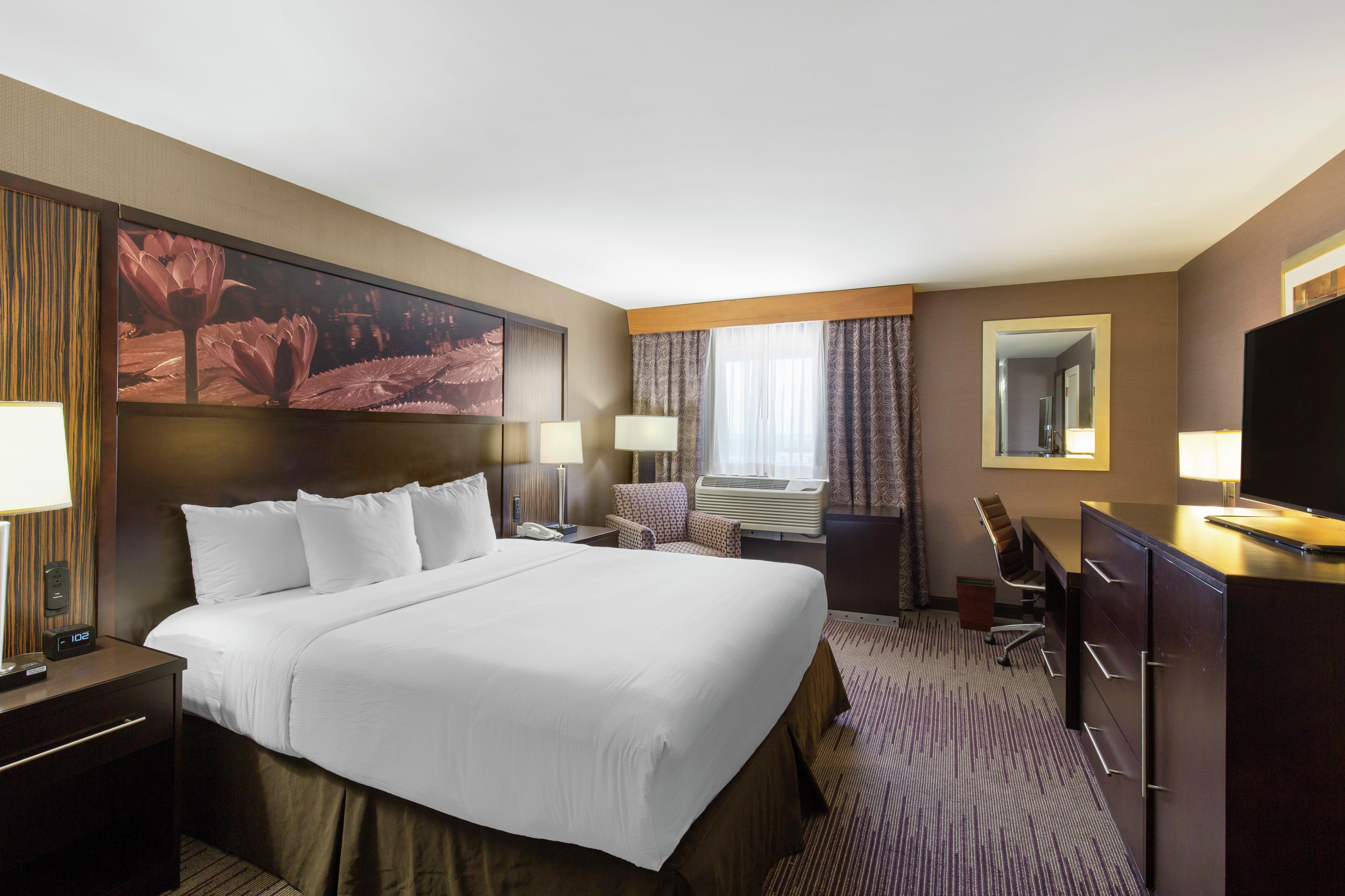 DoubleTree by Hilton Downtown Wilmington - Legal District Room Type - 1 KING MOB ACC TUB CITY VW