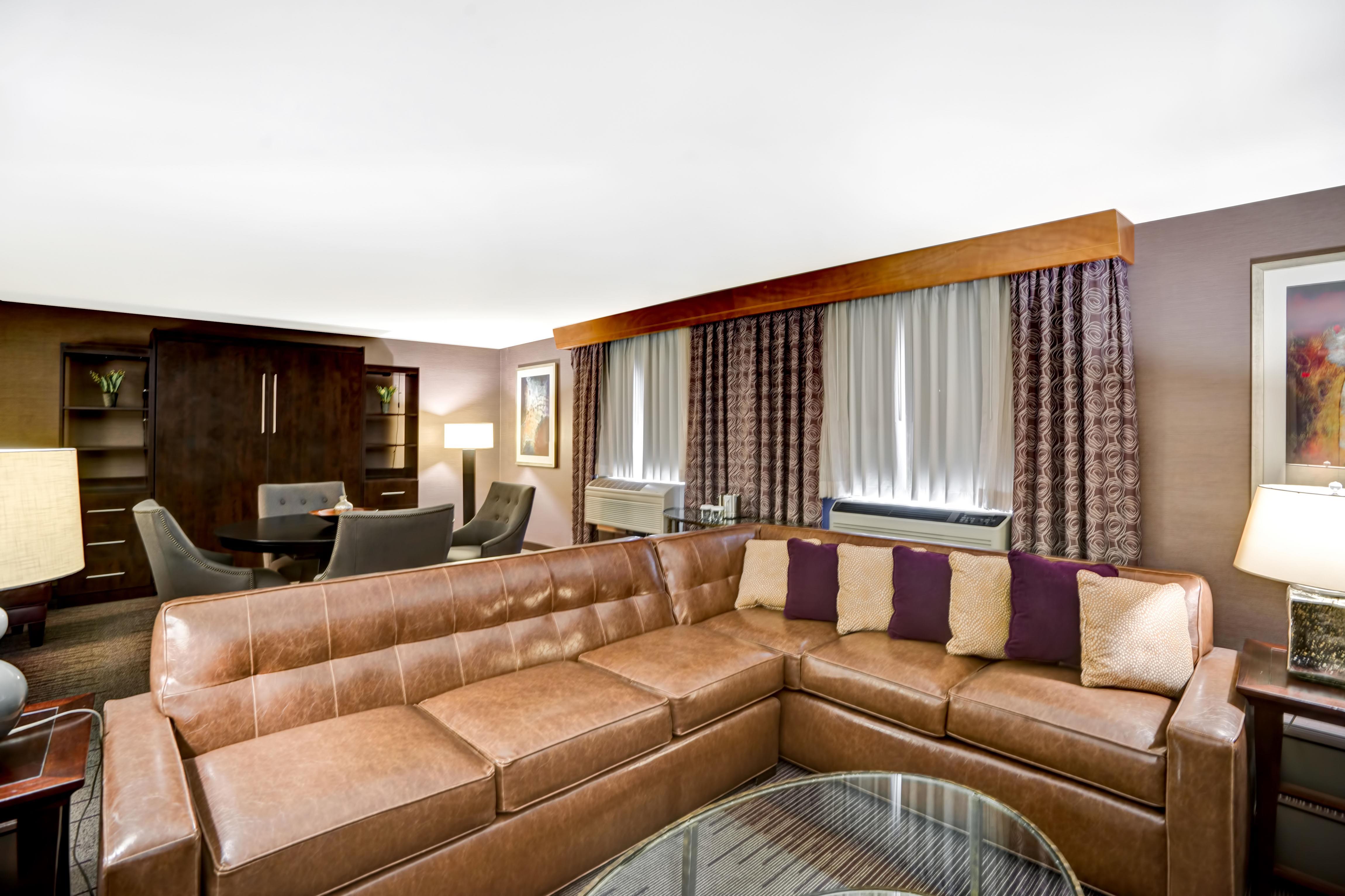 DoubleTree by Hilton Downtown Wilmington - Legal District Room Type - 1 KING LARGE SUITE