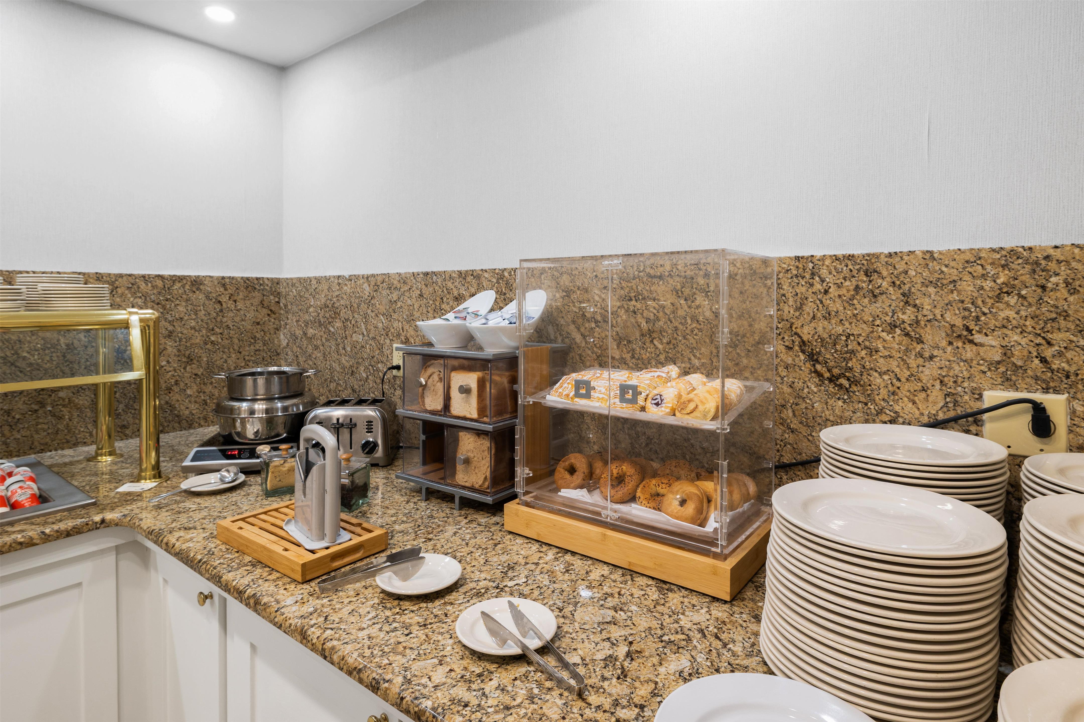 Breakfast Area | DoubleTree by Hilton Downtown Wilmington - Legal District