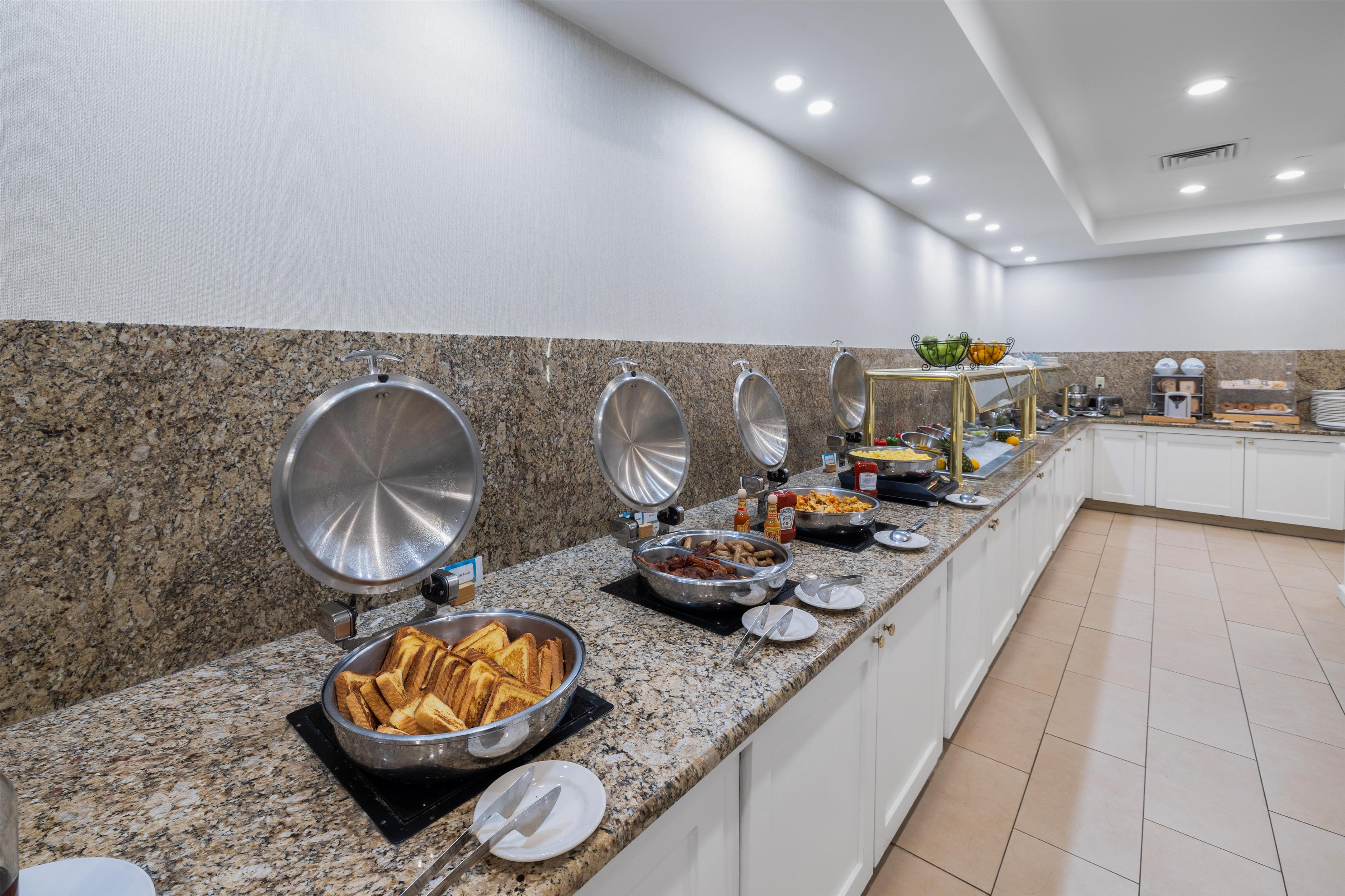 Breakfast Area | DoubleTree by Hilton Downtown Wilmington - Legal District