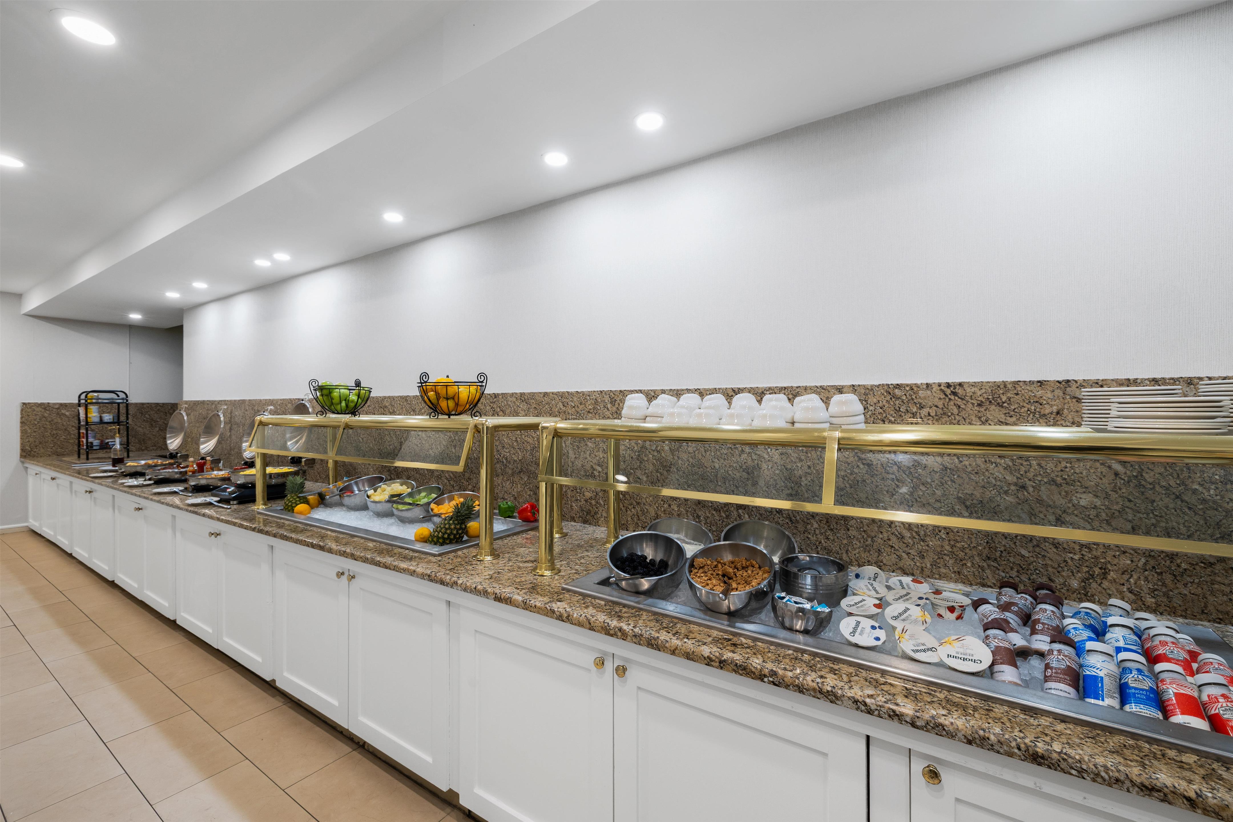 Breakfast Area | DoubleTree by Hilton Downtown Wilmington - Legal District