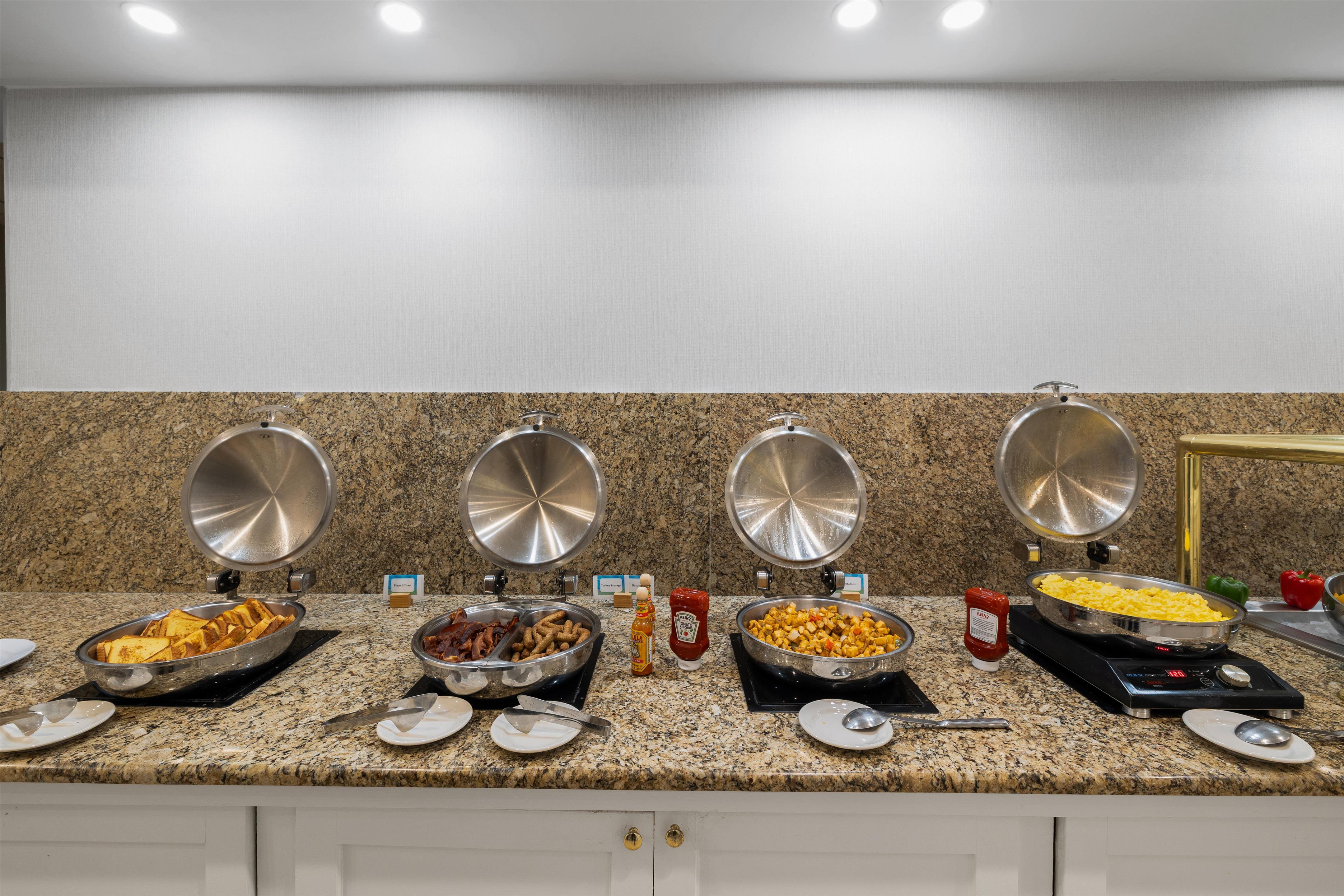 Breakfast Area | DoubleTree by Hilton Downtown Wilmington - Legal District