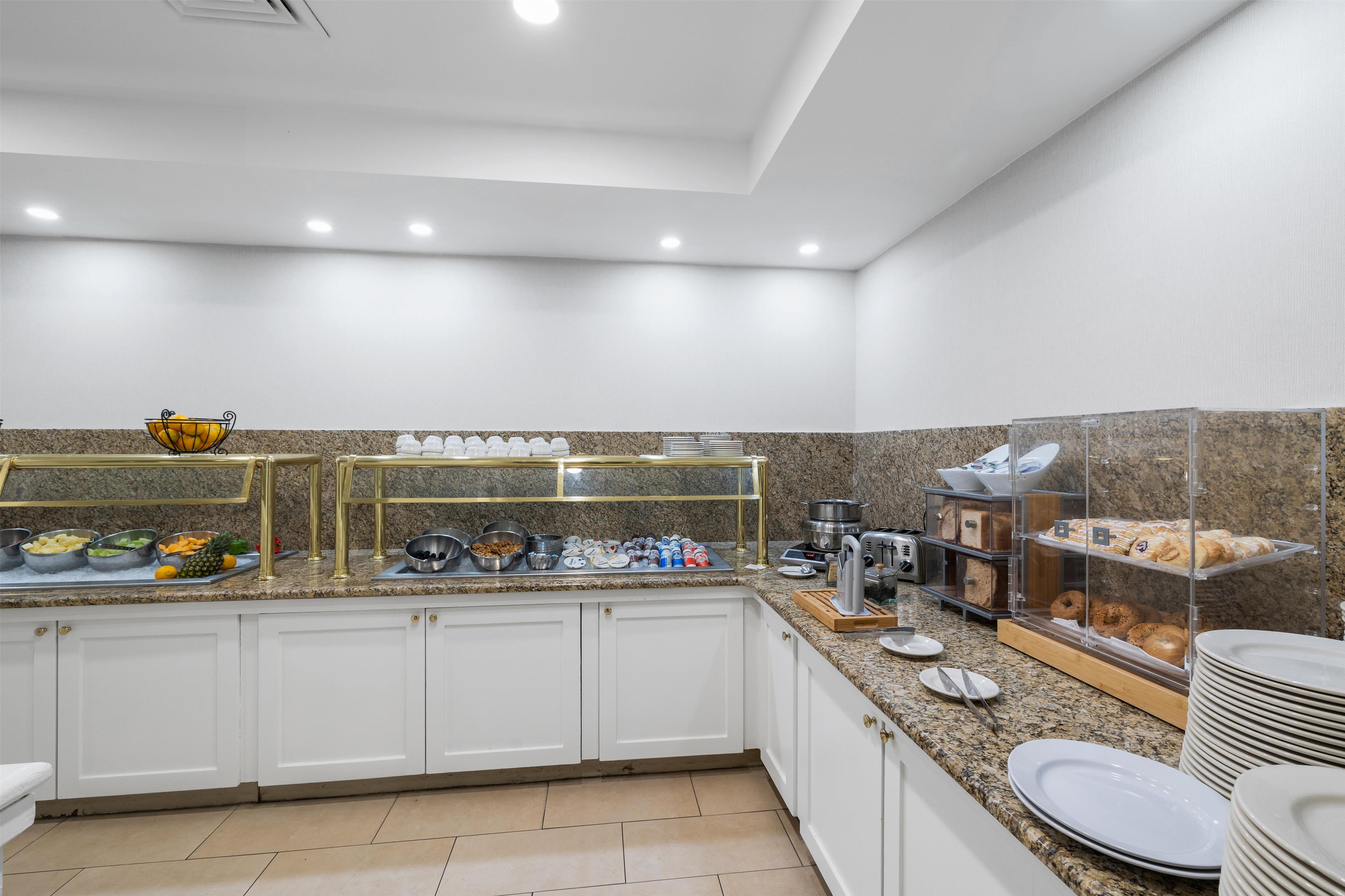 Breakfast Area | DoubleTree by Hilton Downtown Wilmington - Legal District