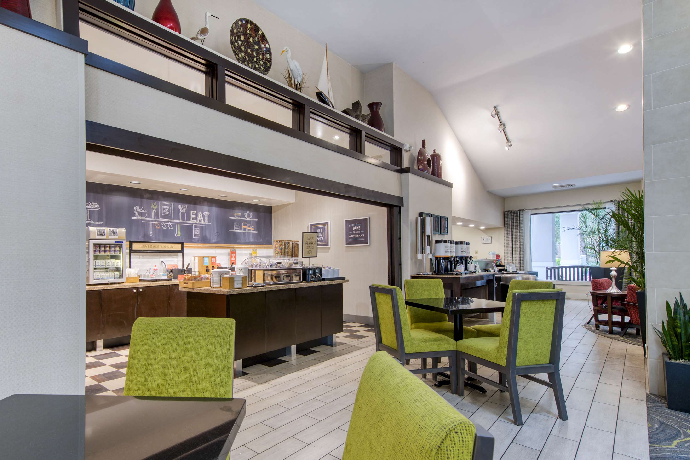 Breakfast Area | Hampton Inn & Suites Wilmington/Wrightsville Beach
