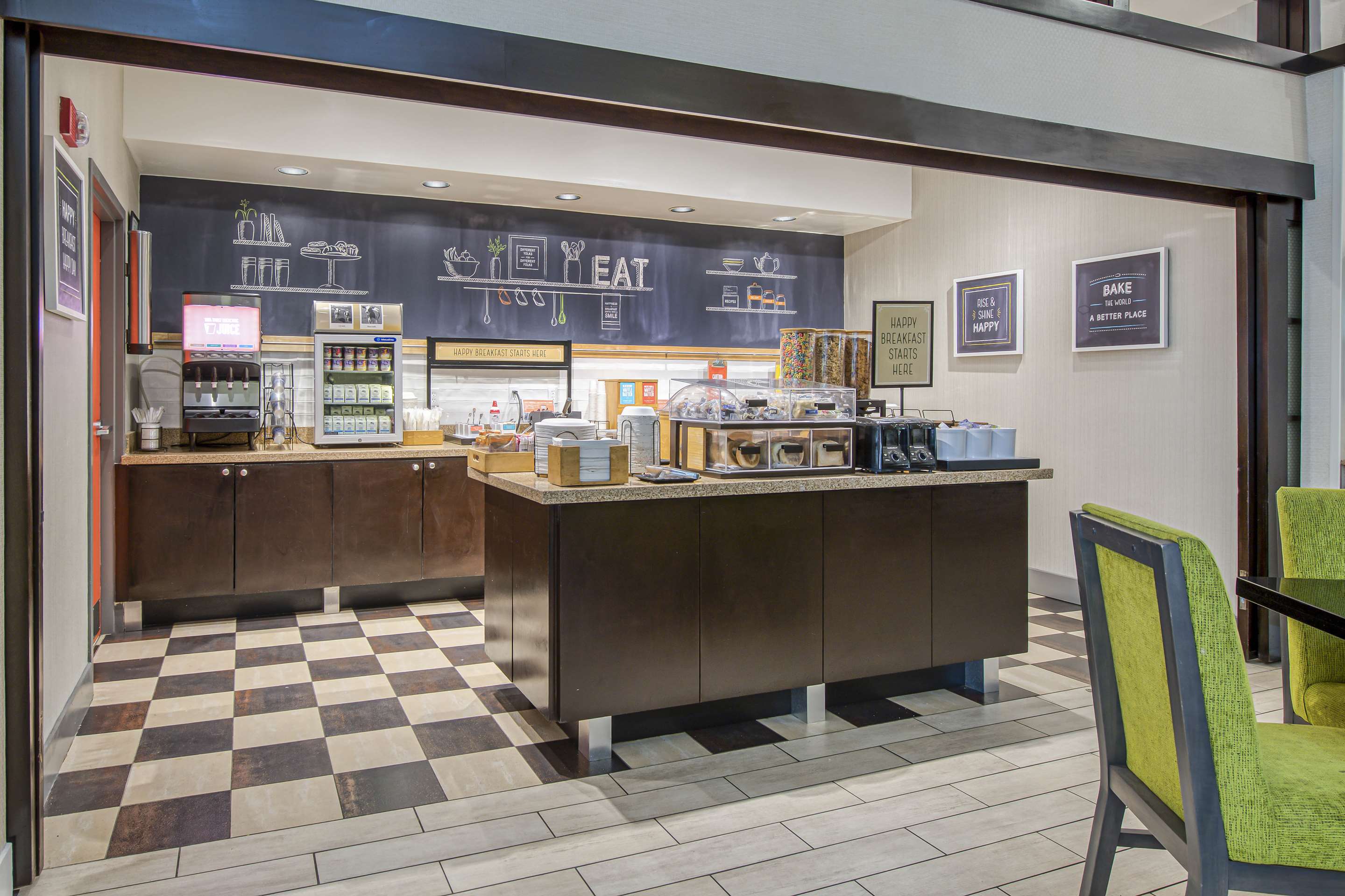 Breakfast Area | Hampton Inn & Suites Wilmington/Wrightsville Beach