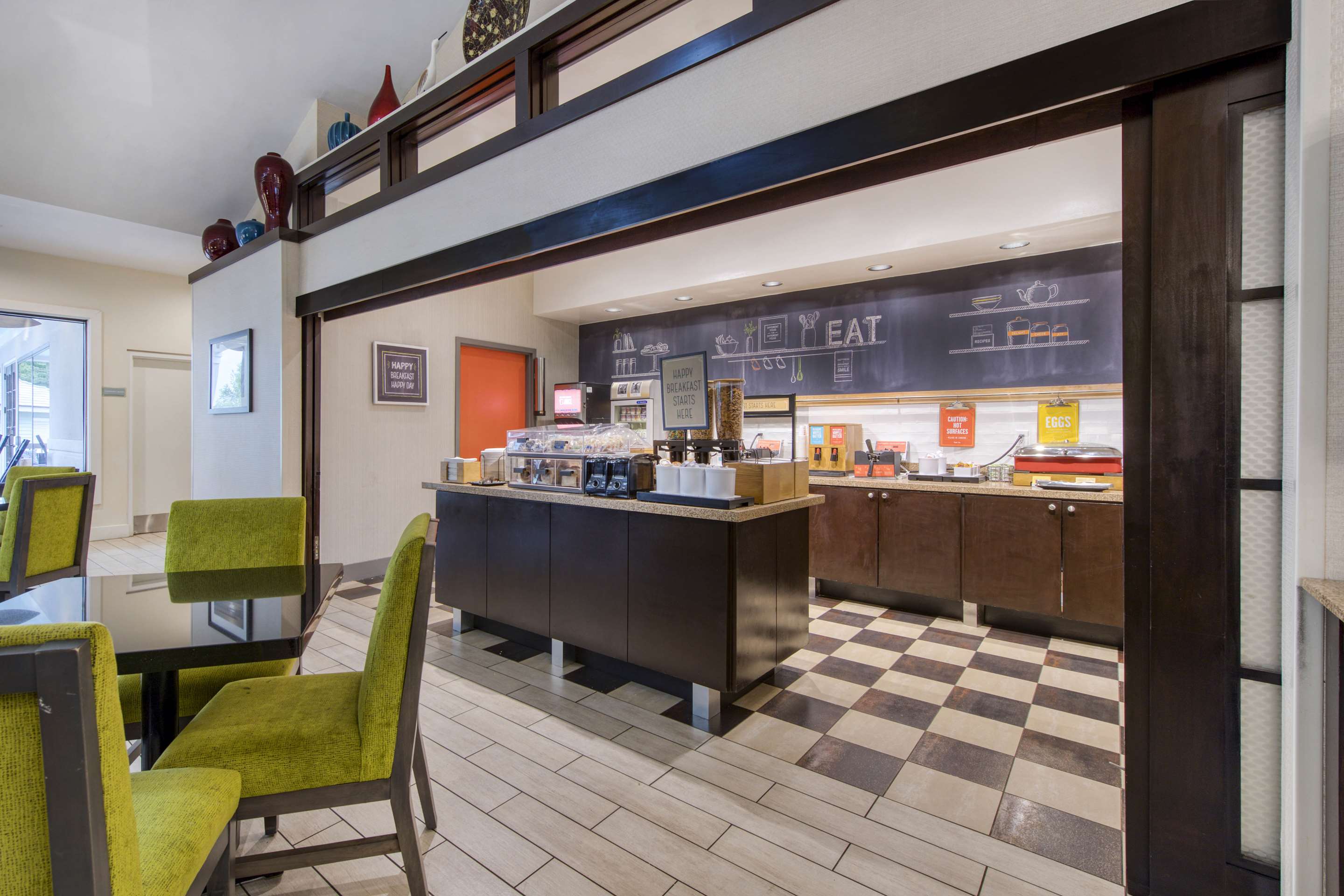 Breakfast Area | Hampton Inn & Suites Wilmington/Wrightsville Beach