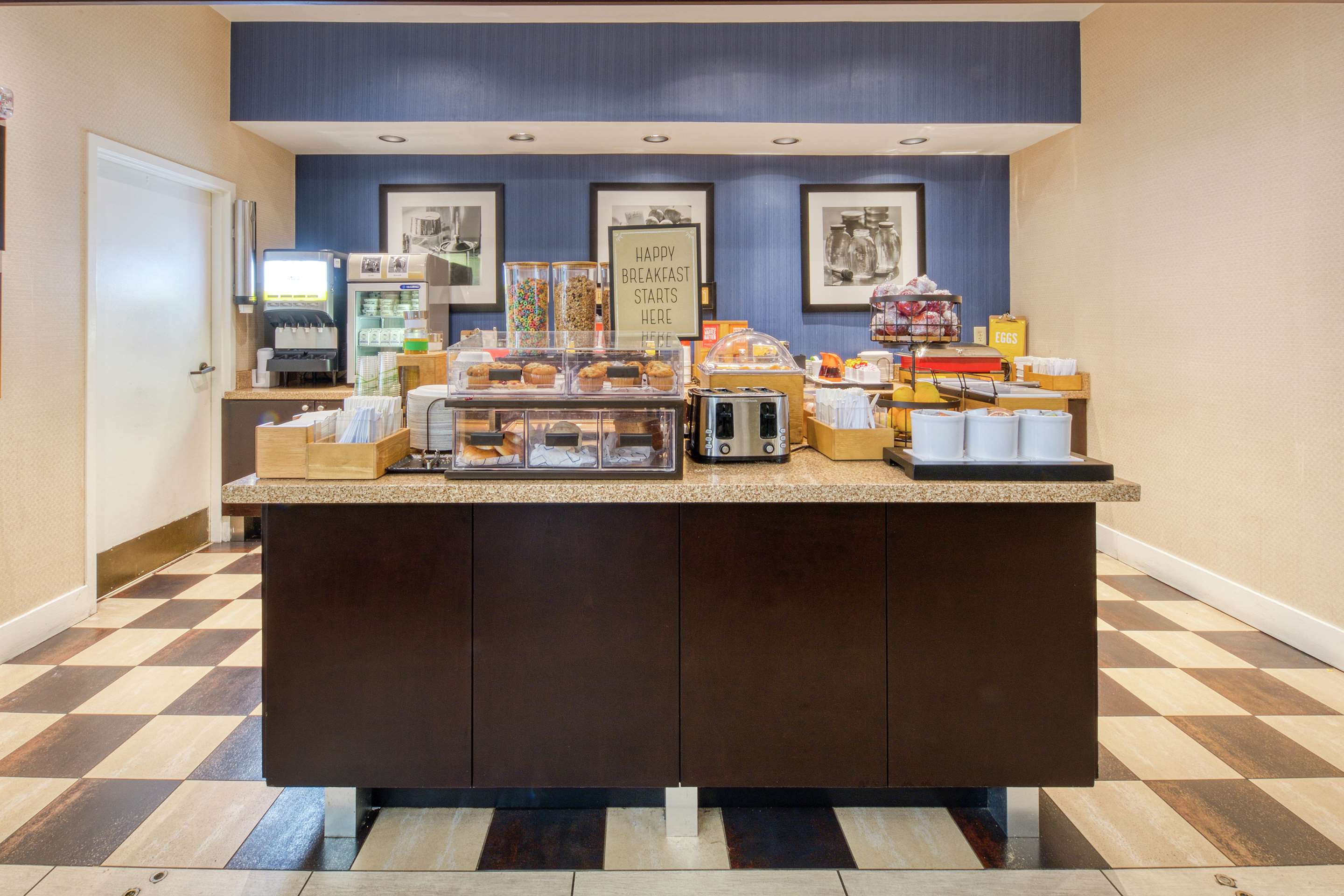 Breakfast Area | Hampton Inn & Suites Wilmington/Wrightsville Beach