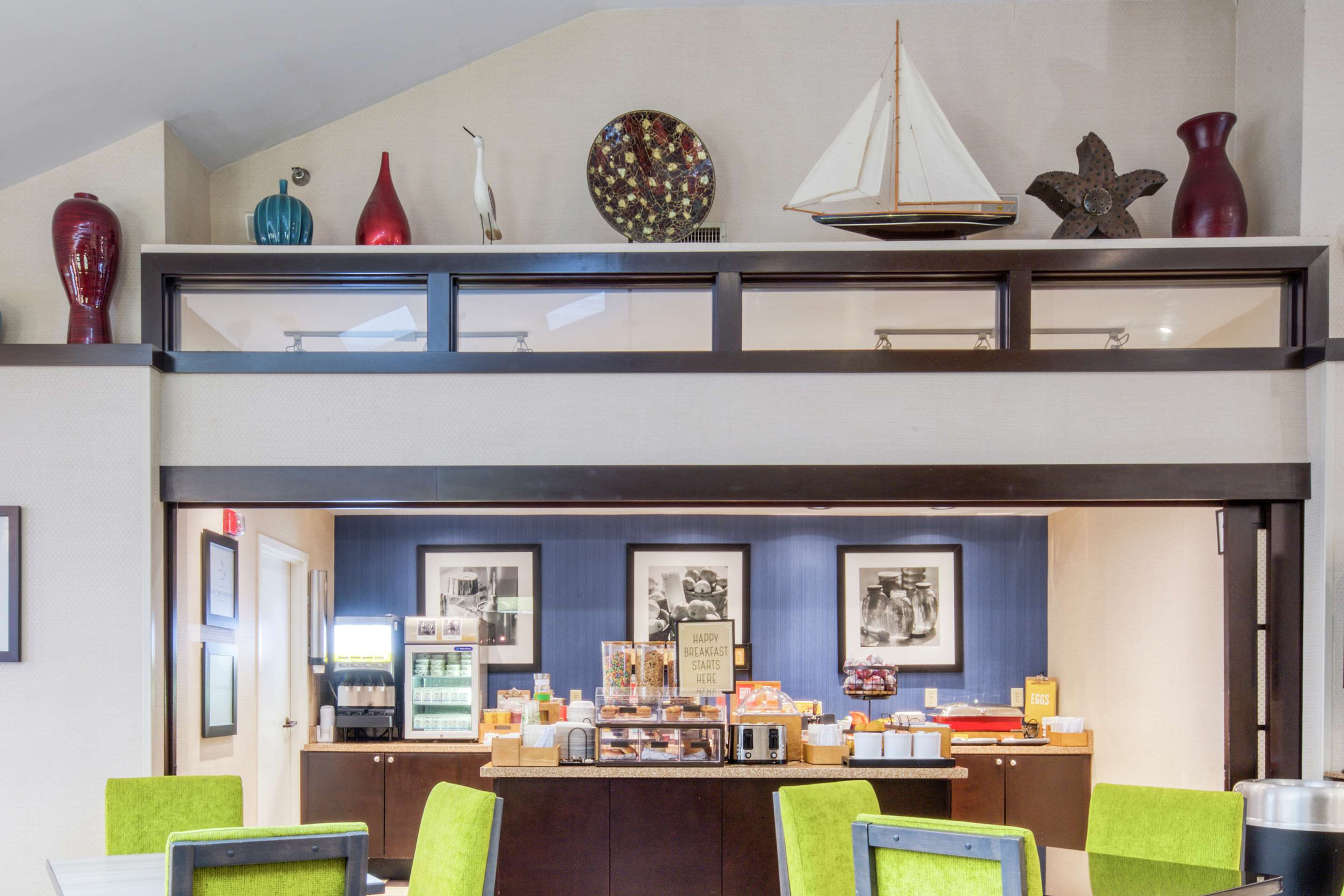 Breakfast Area | Hampton Inn & Suites Wilmington/Wrightsville Beach