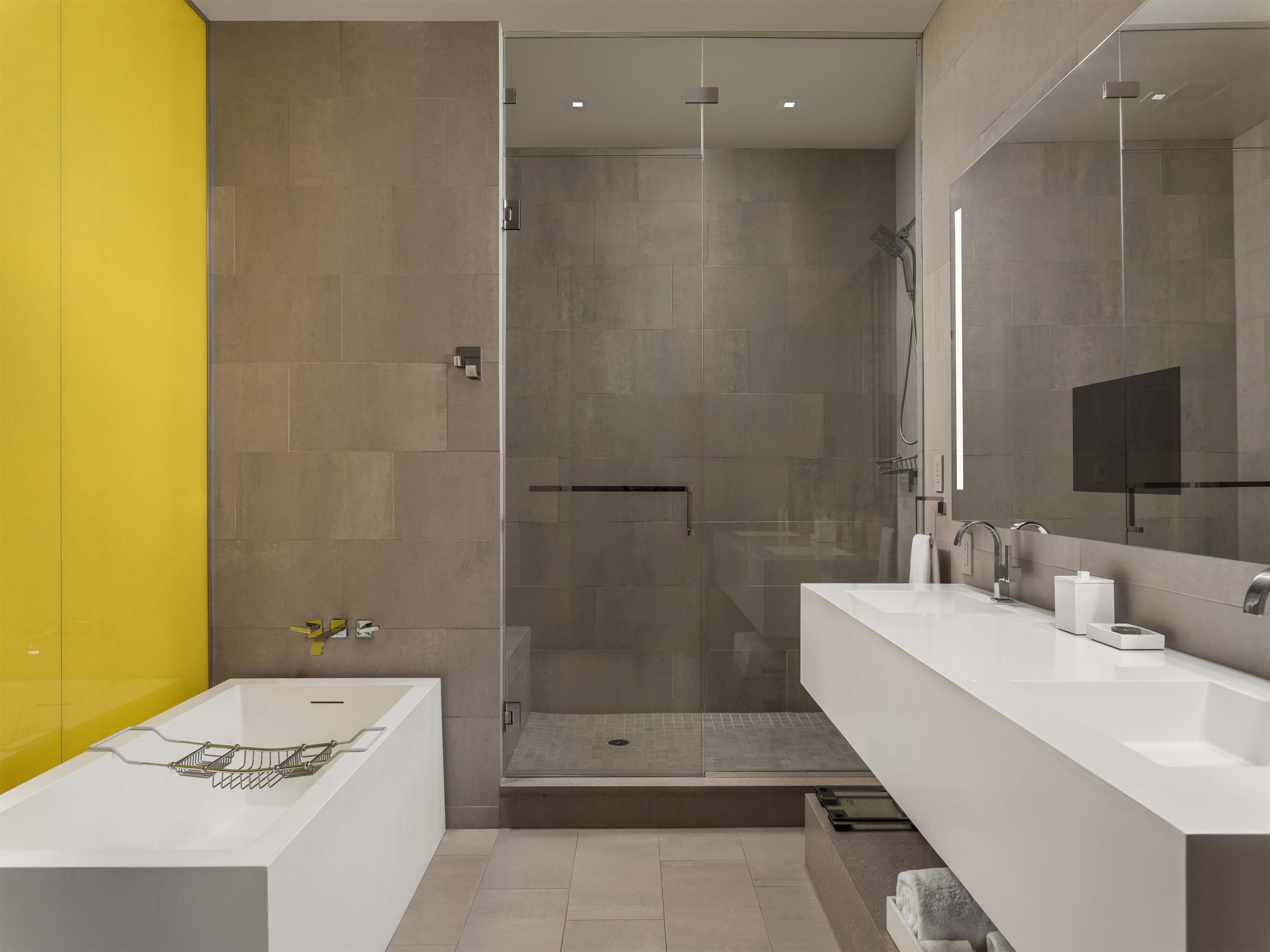 Guest room bath