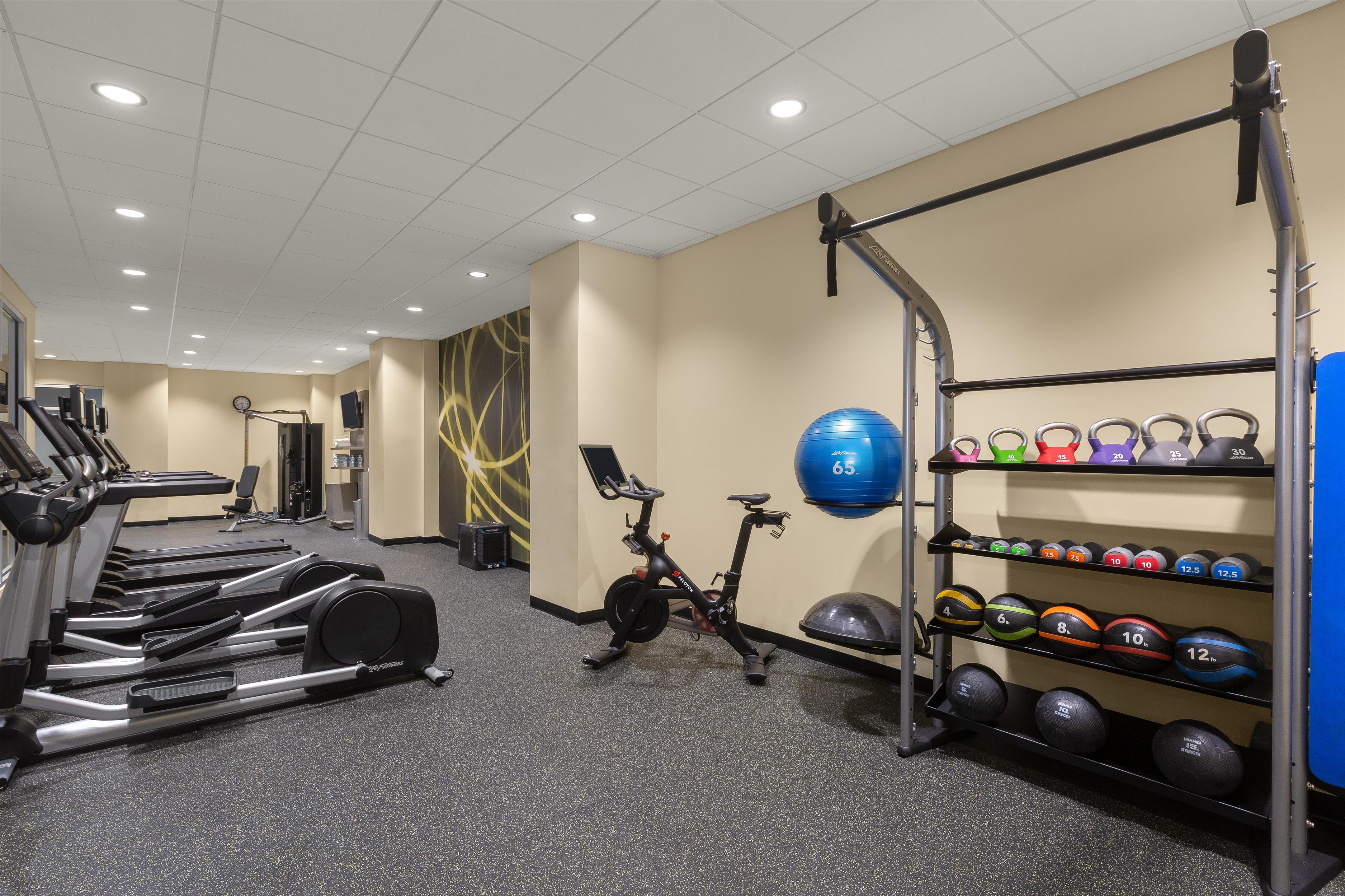 Health club fitness center gym | Hilton Garden Inn Indianapolis Downtown