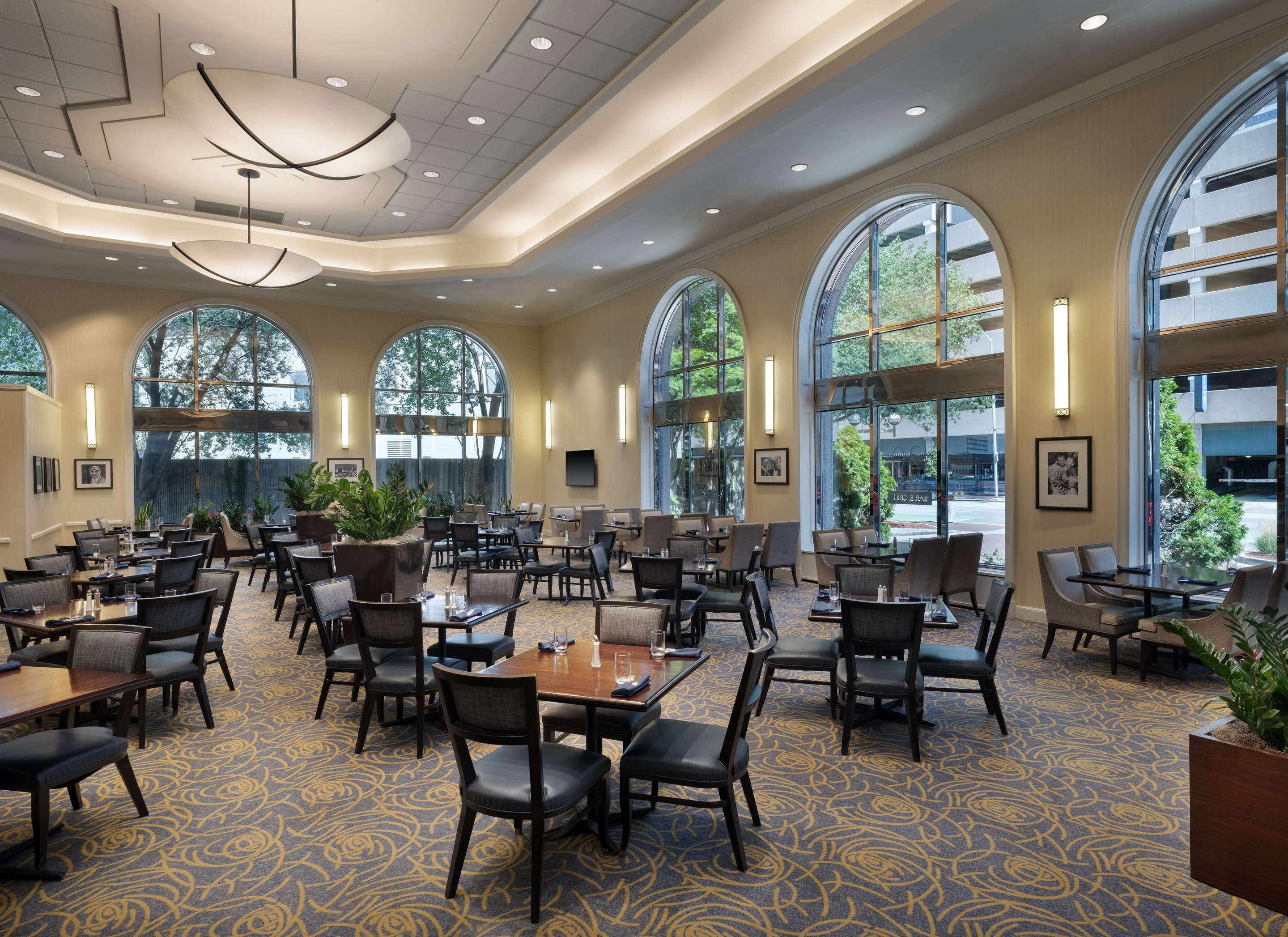 Restaurant | Hilton Indianapolis Hotel & Suites