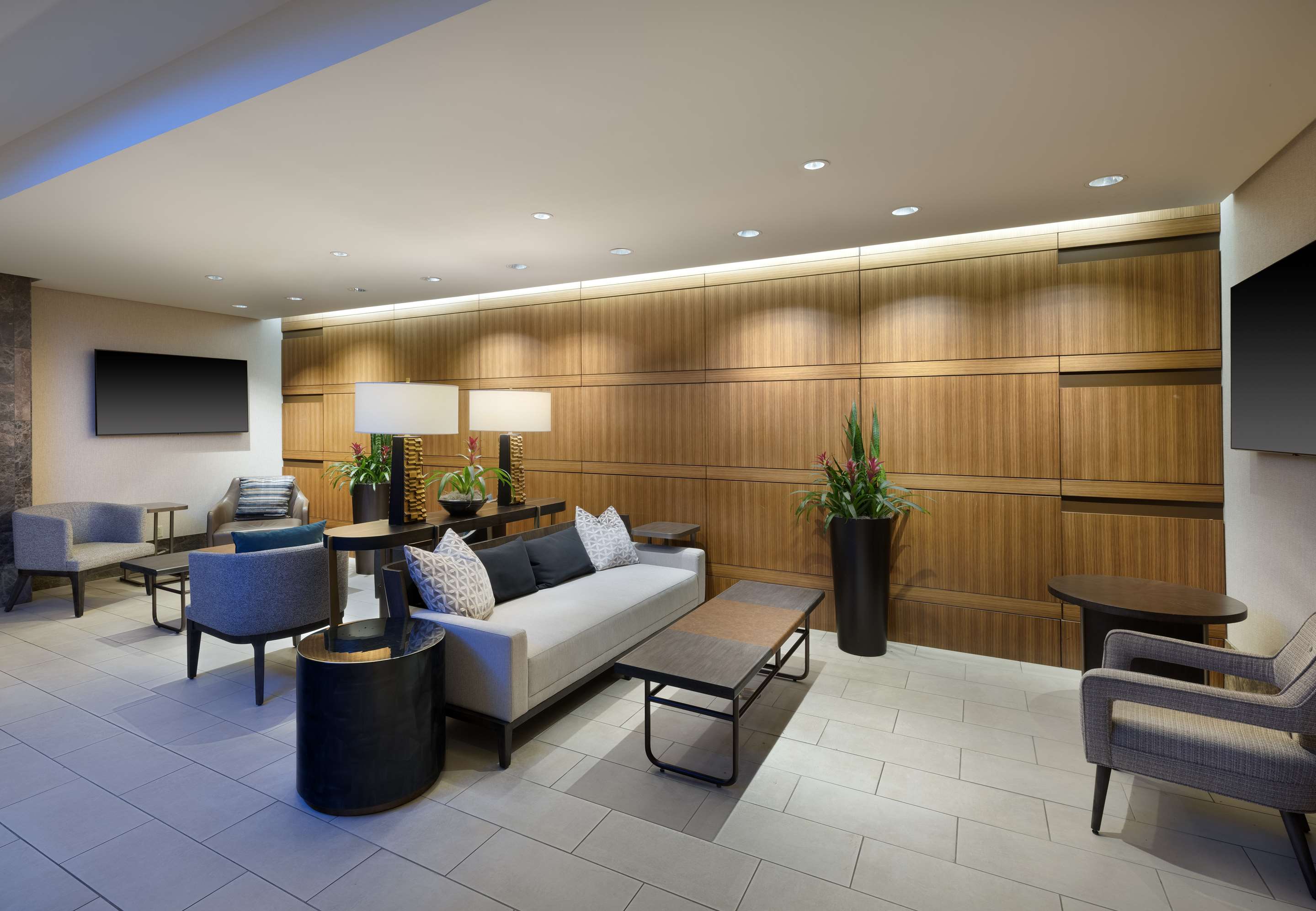 Lobby | Hilton Indianapolis Hotel & Suites