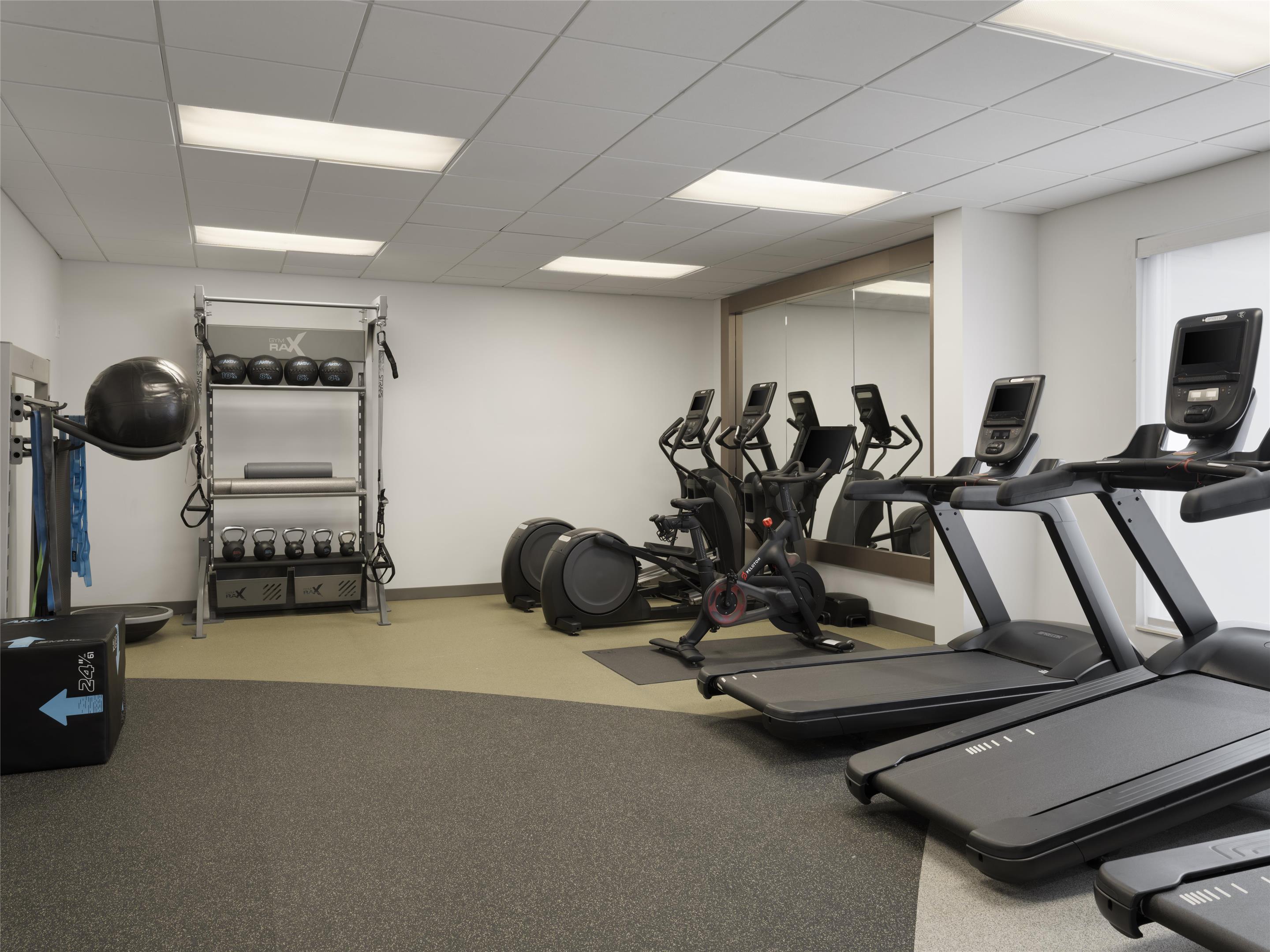 Health club fitness center gym | Hilton Garden Inn Indianapolis Northeast/Fishers