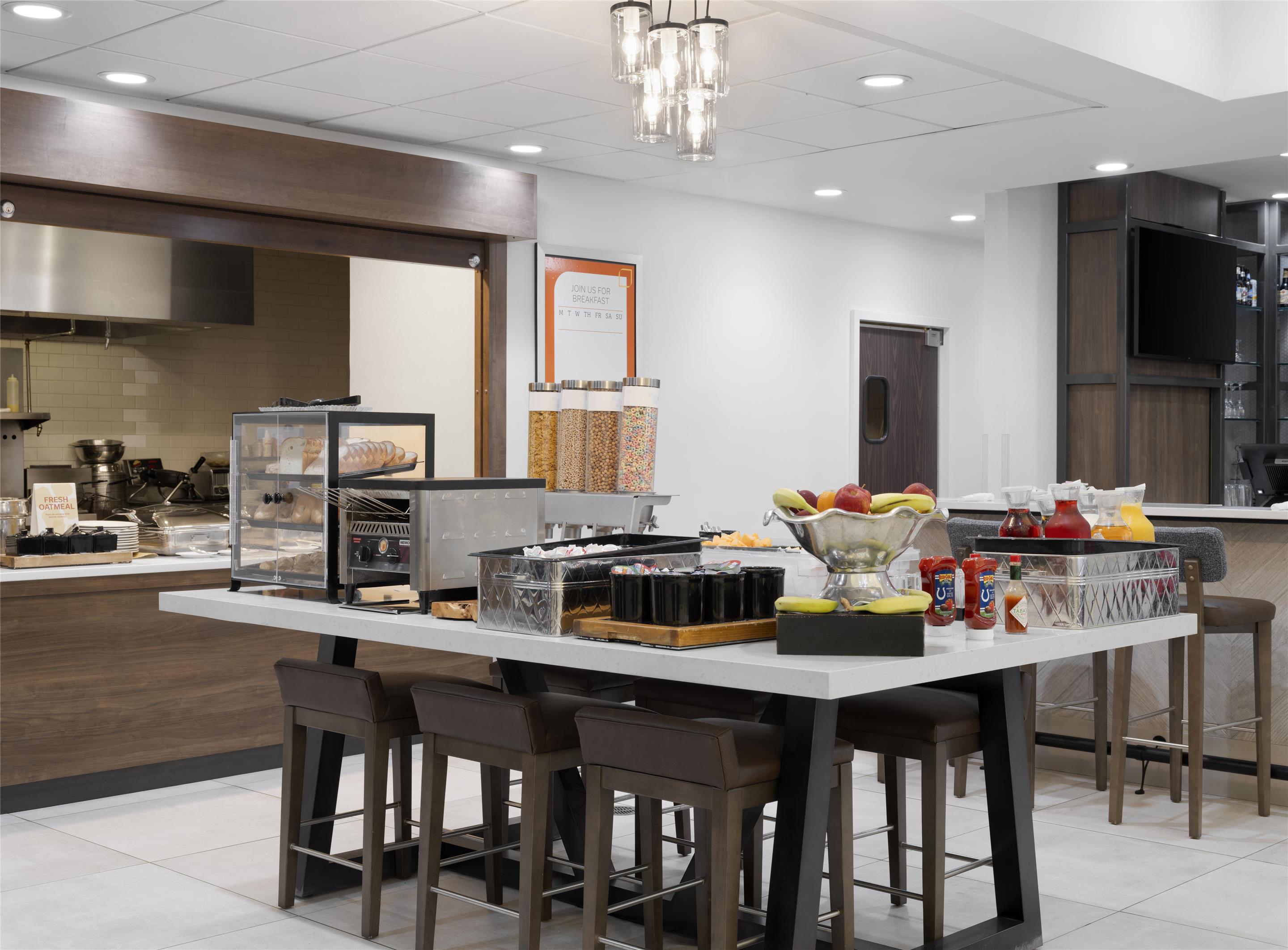 Breakfast Area | Hilton Garden Inn Indianapolis Northeast/Fishers