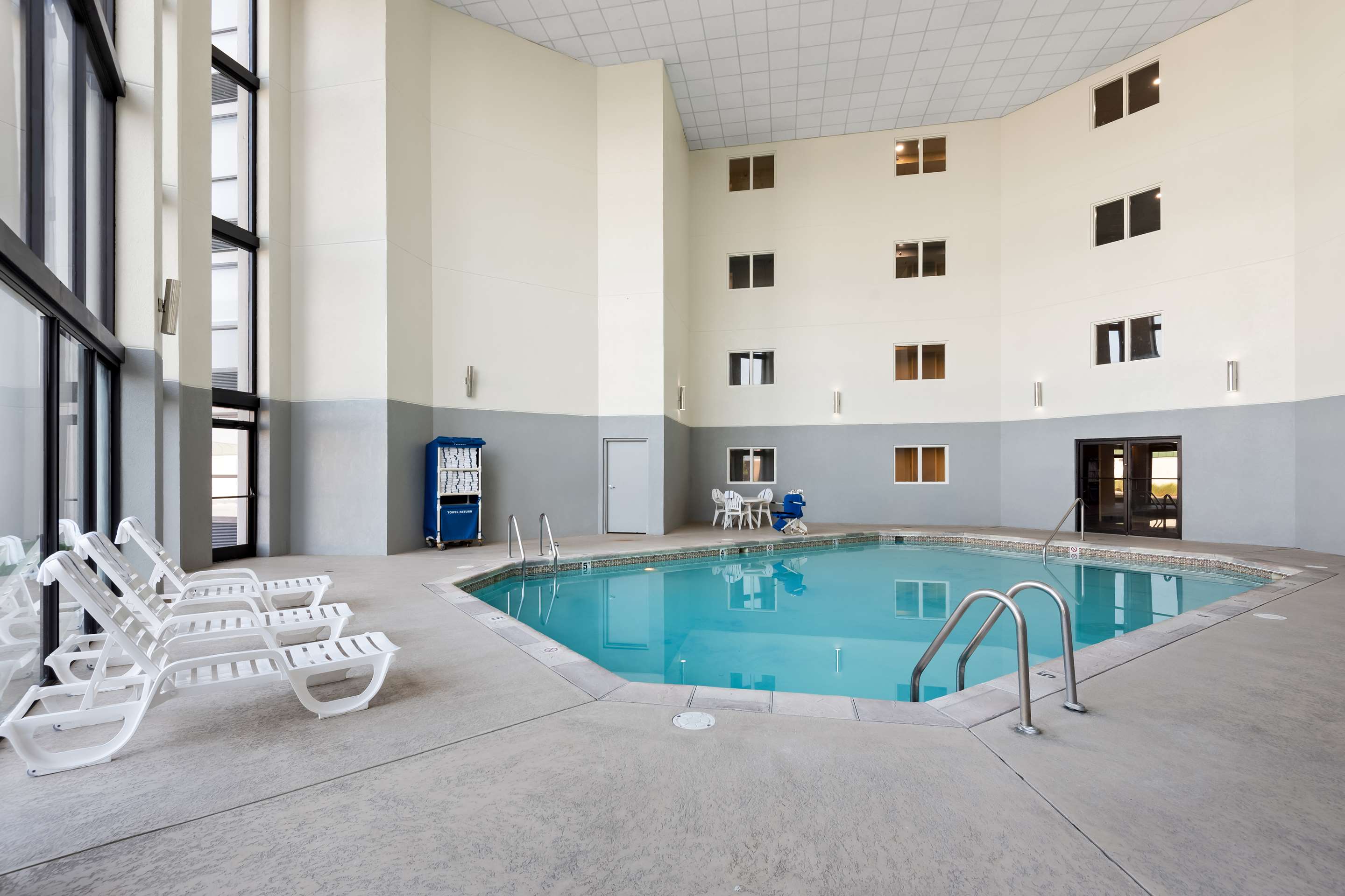 Pool | Hampton Inn Indianapolis-N.E./Castleton
