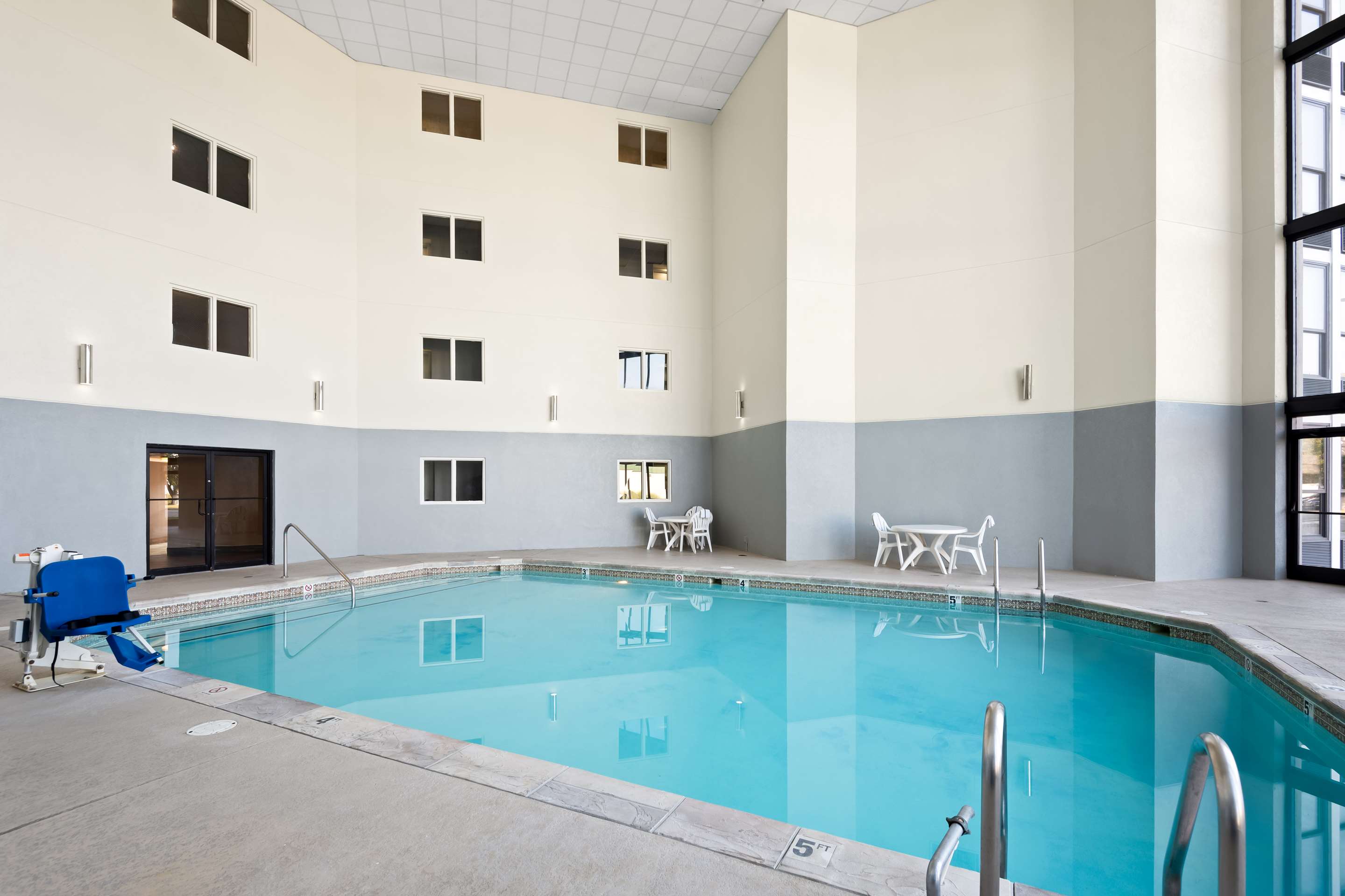 Pool | Hampton Inn Indianapolis-N.E./Castleton
