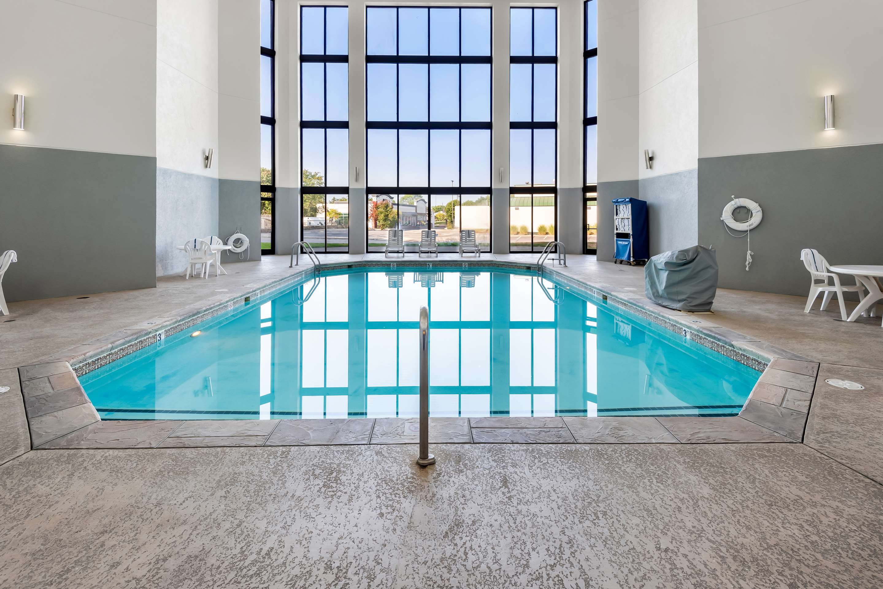 Pool | Hampton Inn Indianapolis-N.E./Castleton