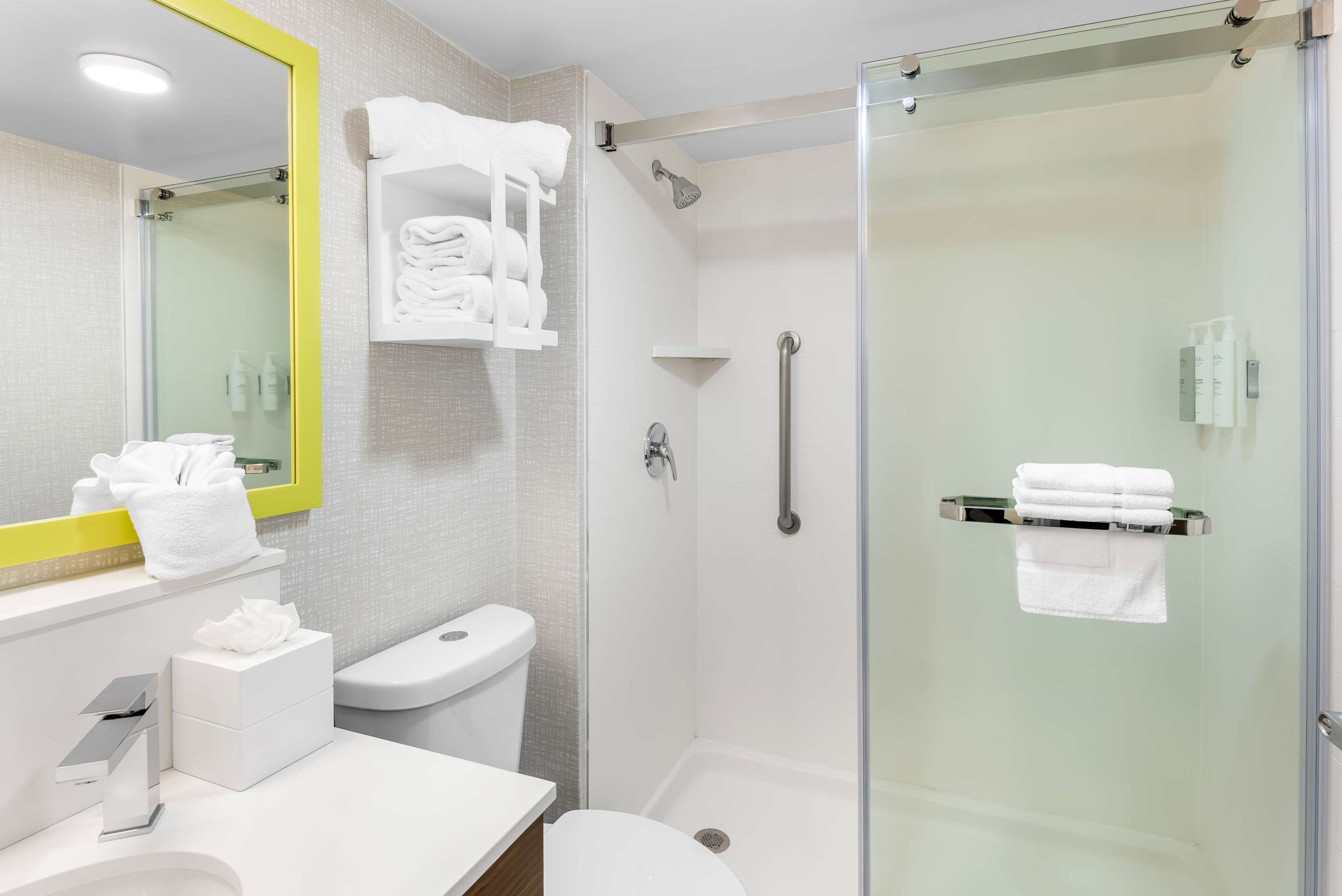 Guest room bath