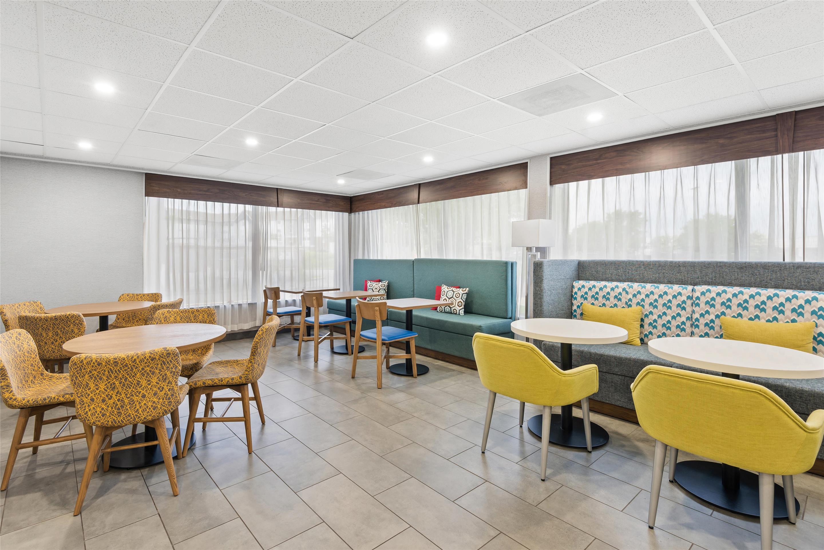 Breakfast Area | Hampton Inn Indianapolis-N.E./Castleton