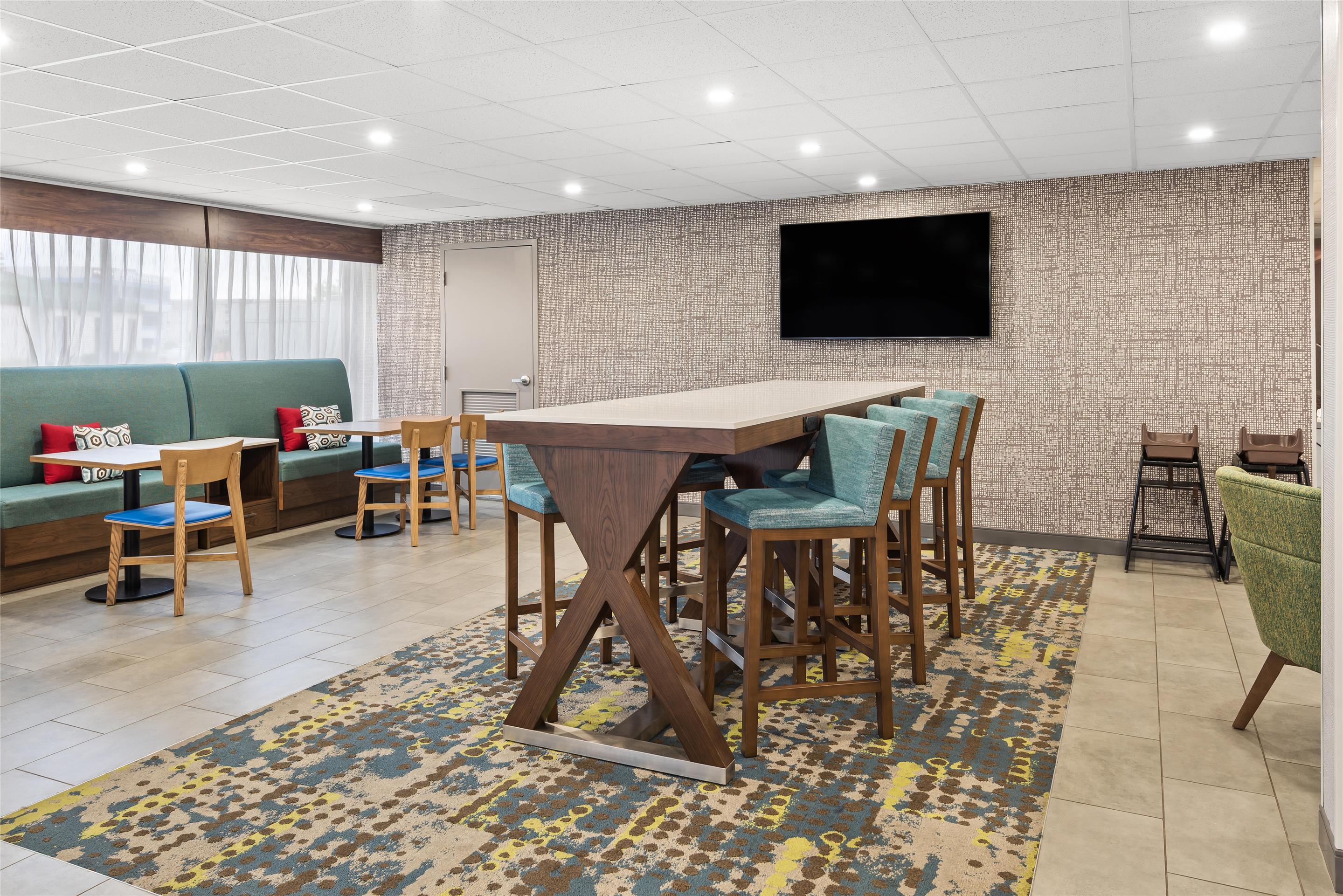Breakfast Area | Hampton Inn Indianapolis-N.E./Castleton