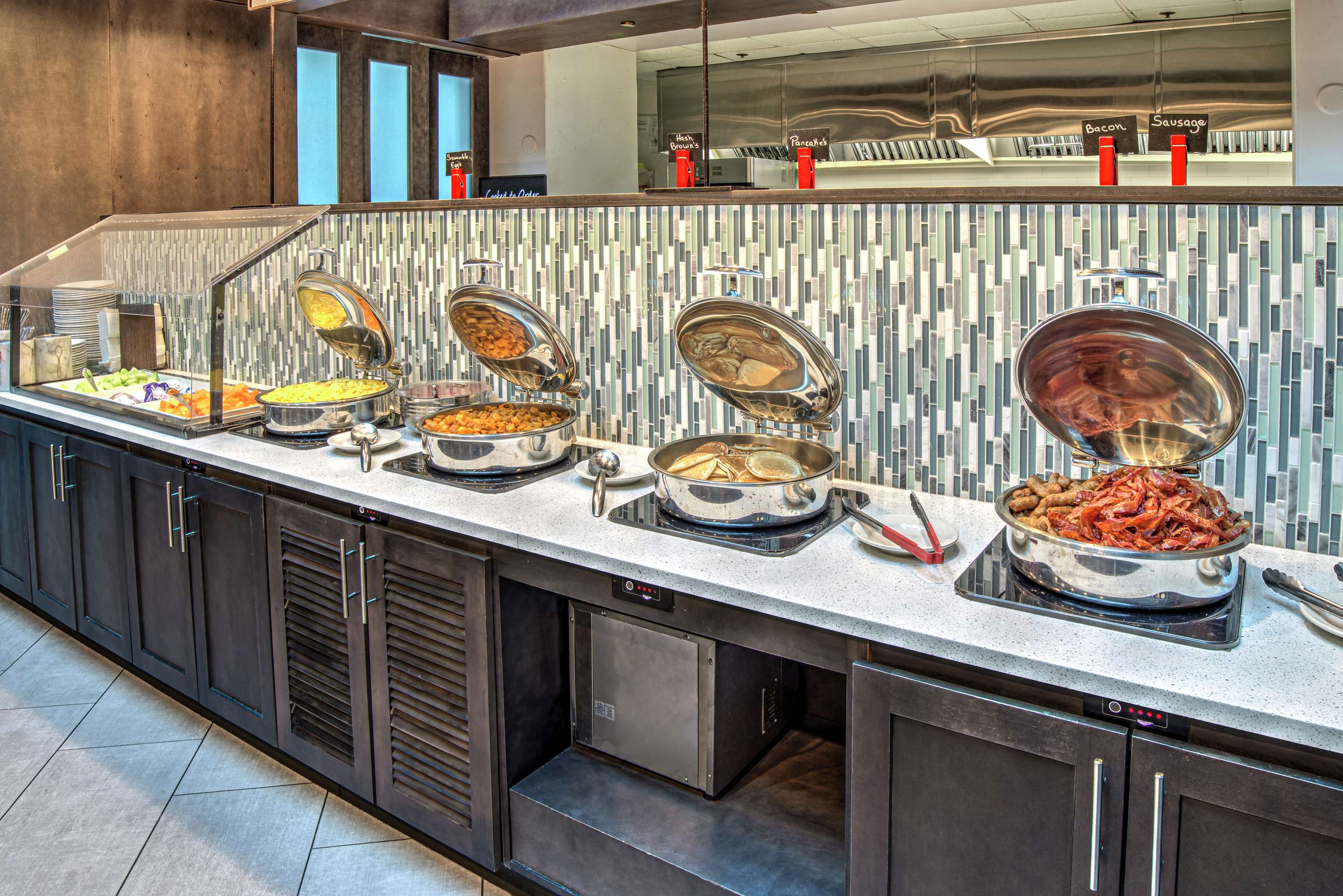 Breakfast Area | Embassy Suites by Hilton Indianapolis North