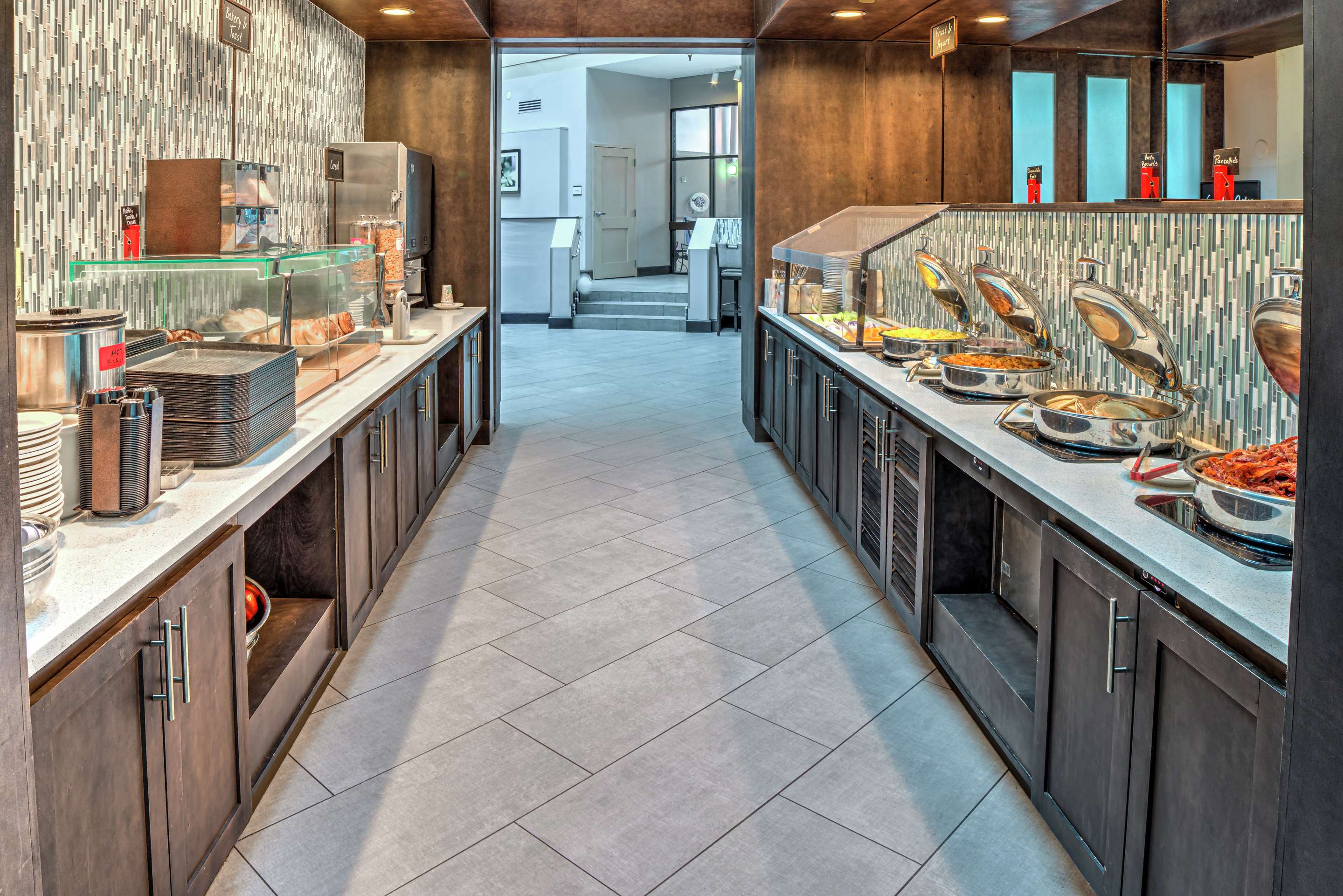 Breakfast Area | Embassy Suites by Hilton Indianapolis North