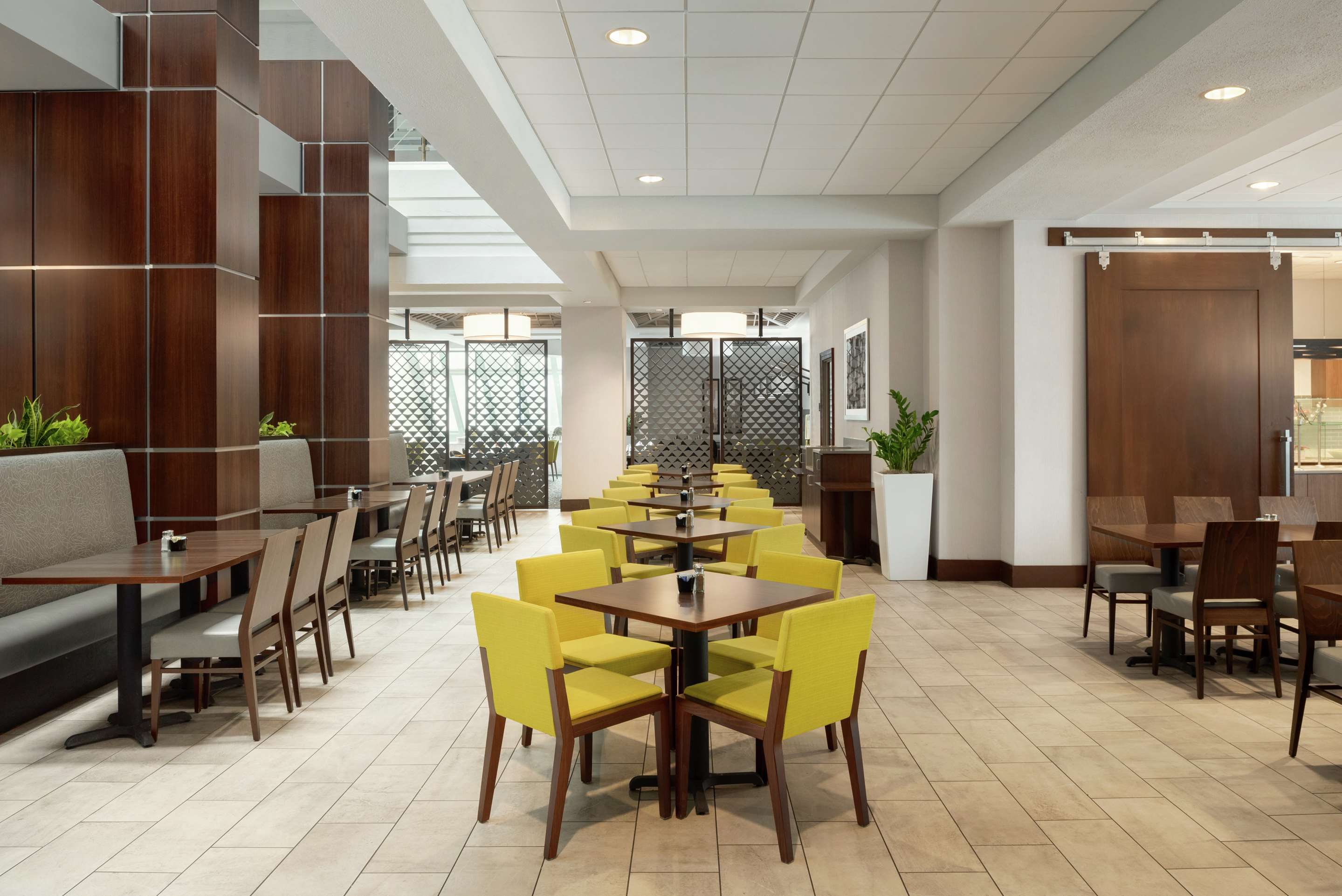 Restaurant | Embassy Suites by Hilton Indianapolis Downtown