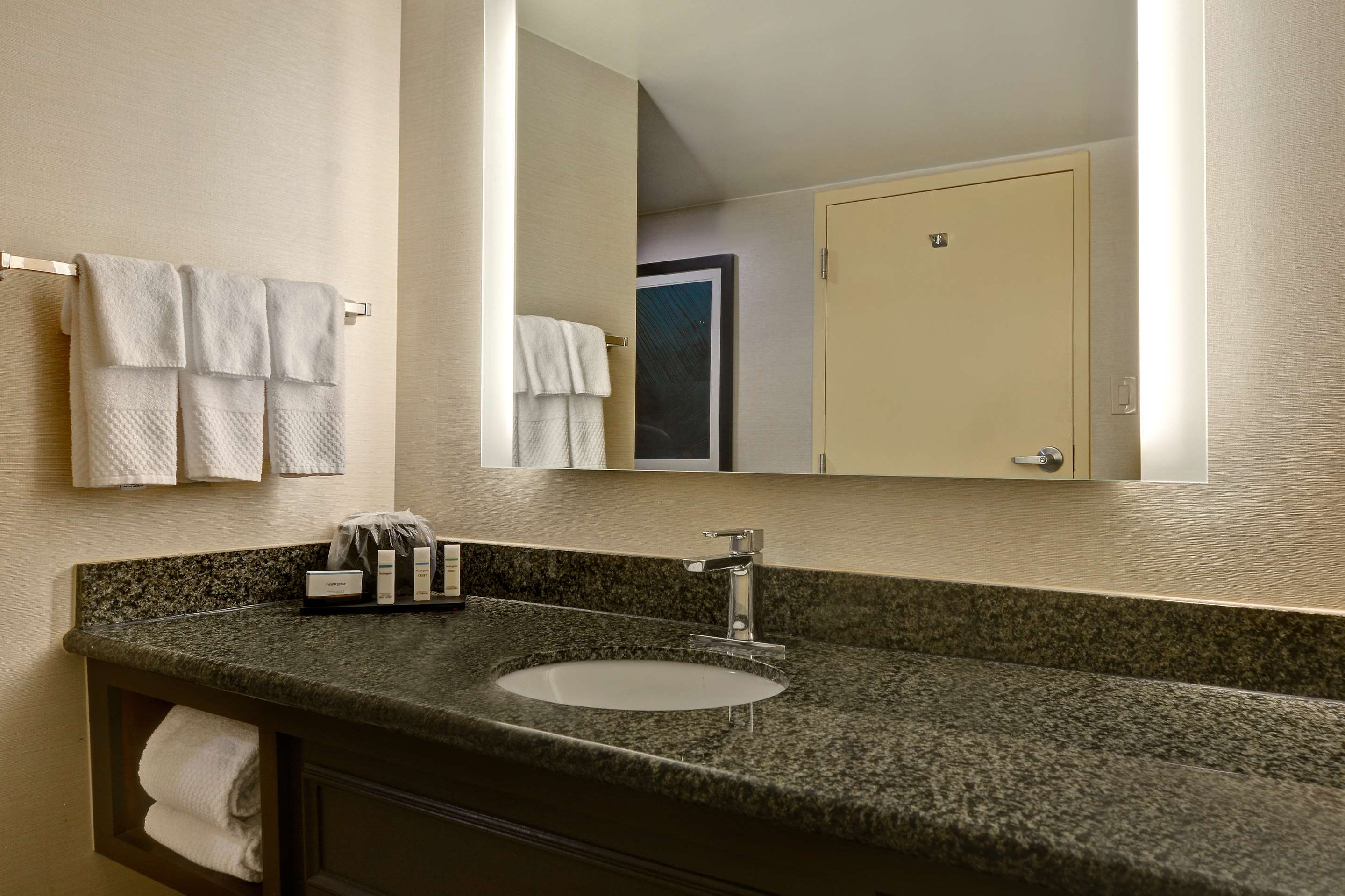 Guest room bath