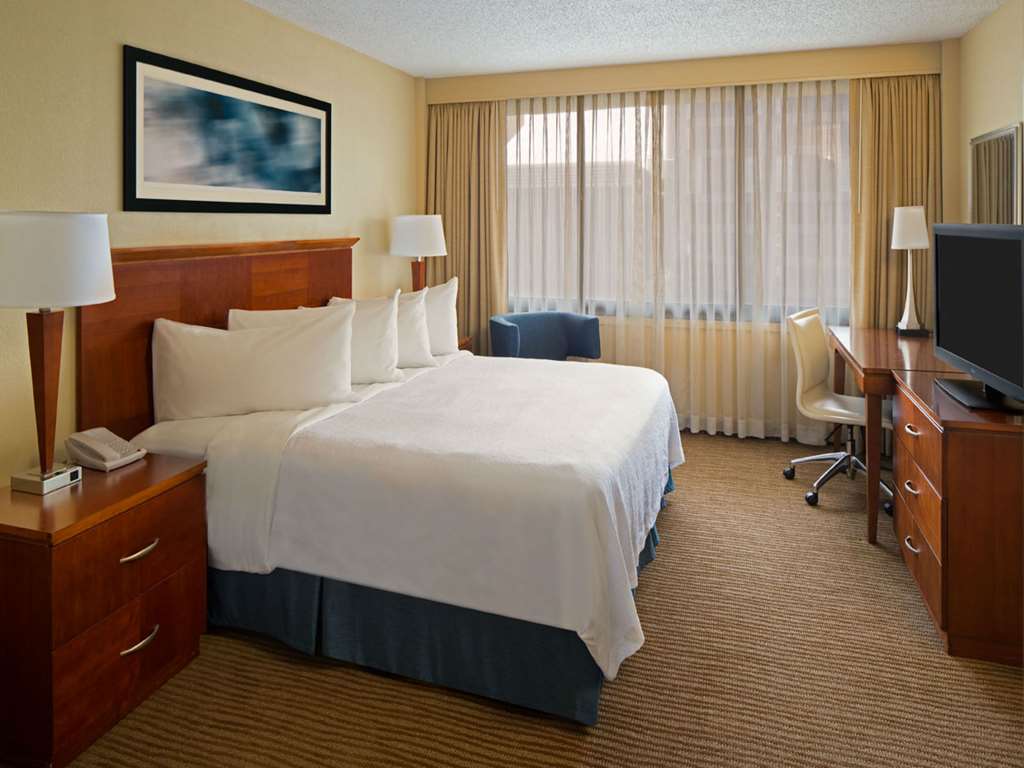 Embassy Suites Winston-Salem Room Type - 1 KING CONF PREM SUITE NS