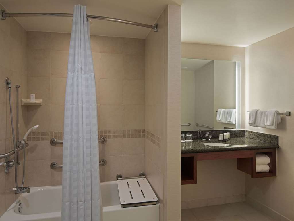 Embassy Suites Winston-Salem Room Type - 1QN STE ACC TUB NO SMOK