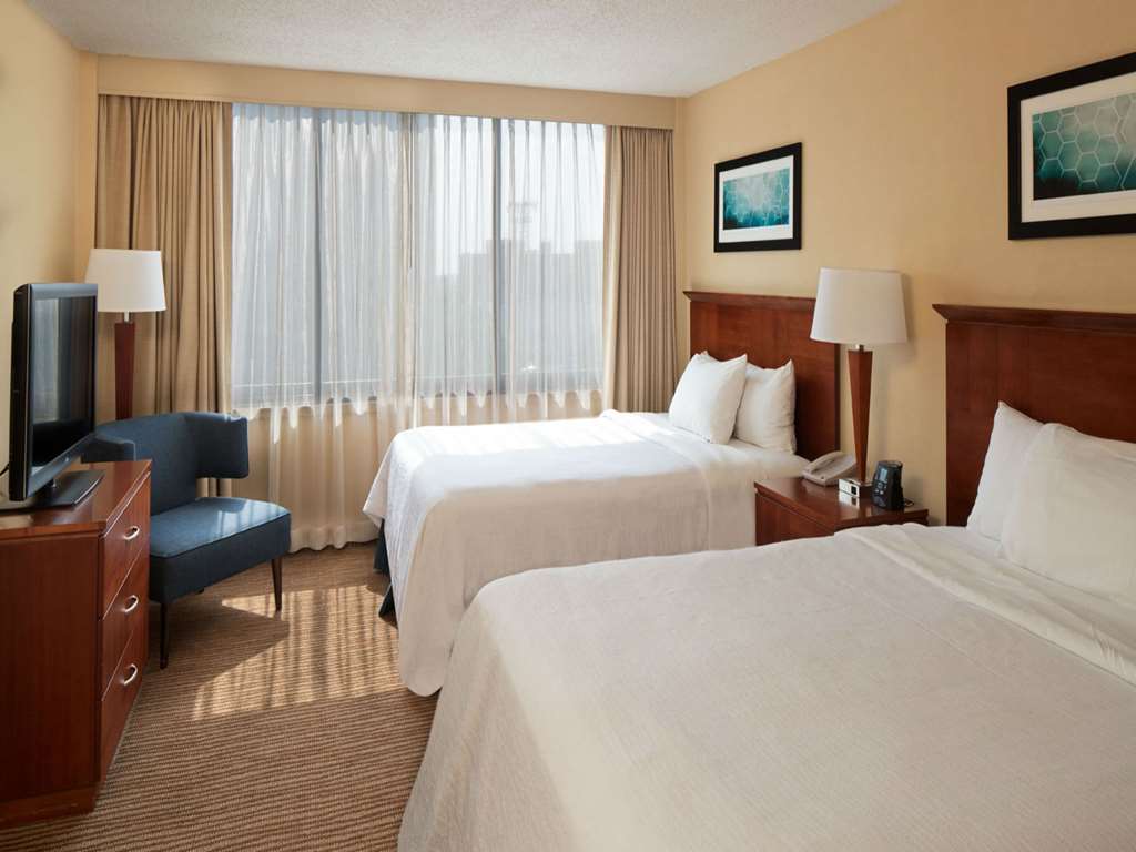 Embassy Suites Winston-Salem Room Type - 2QN STE ACC RI-SHW NO SMOK