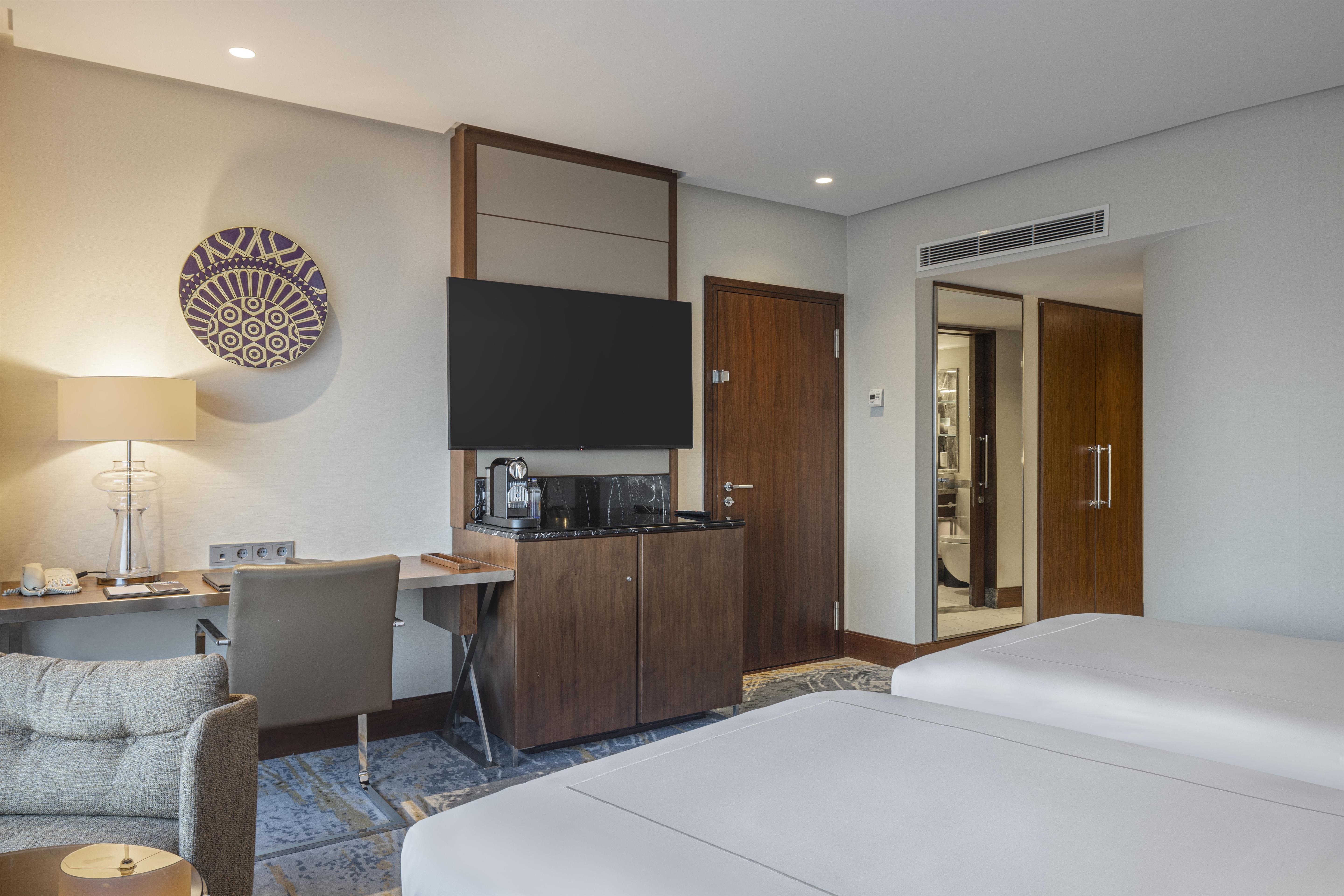 Conrad Istanbul Bosphorus Room Type - Deluxe Twin Room with Partial Bosphorus View