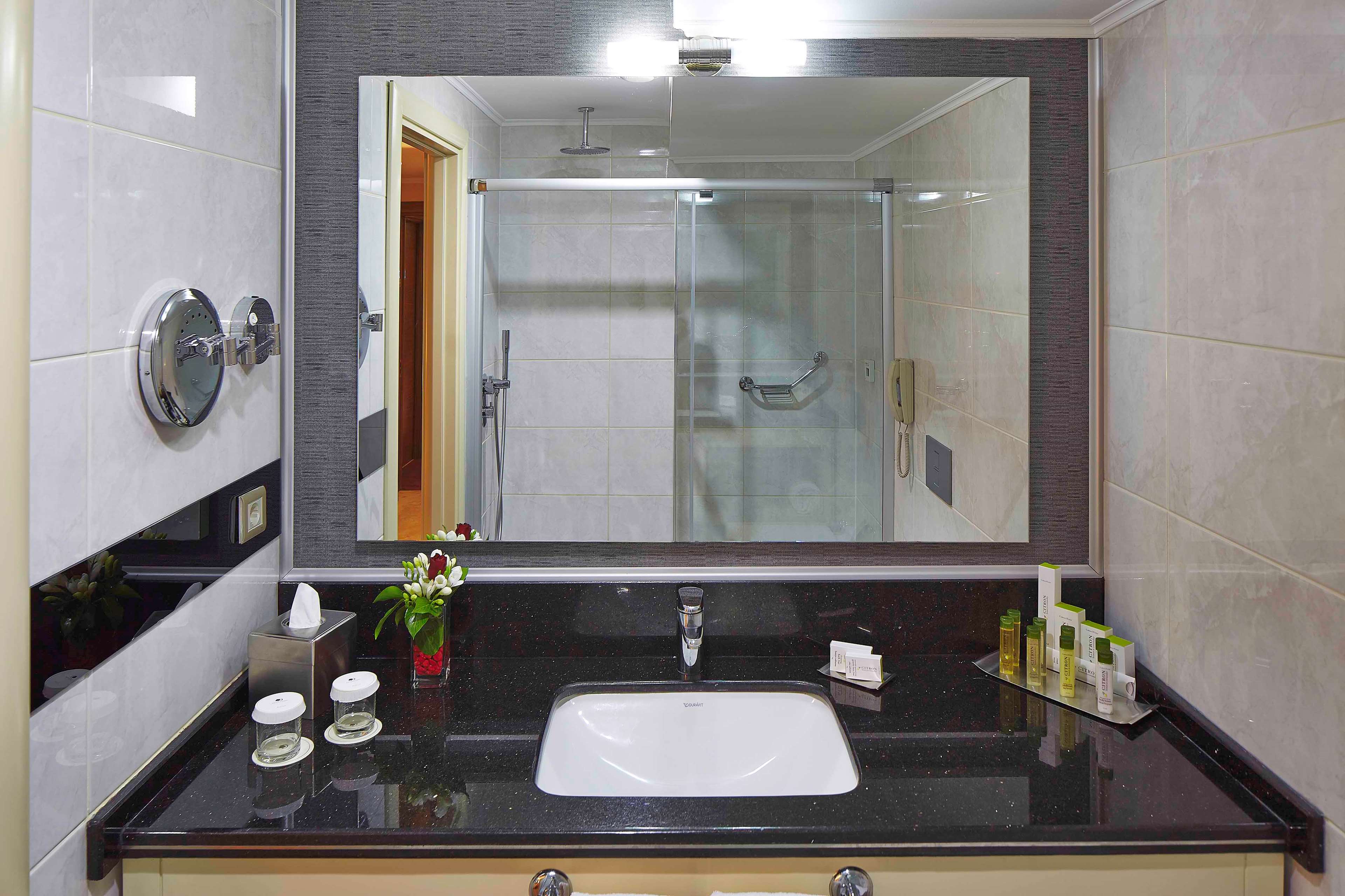 Doubletree By Hilton Hotel Izmir - Alsancak Room Type - KING DELUXE ROOM