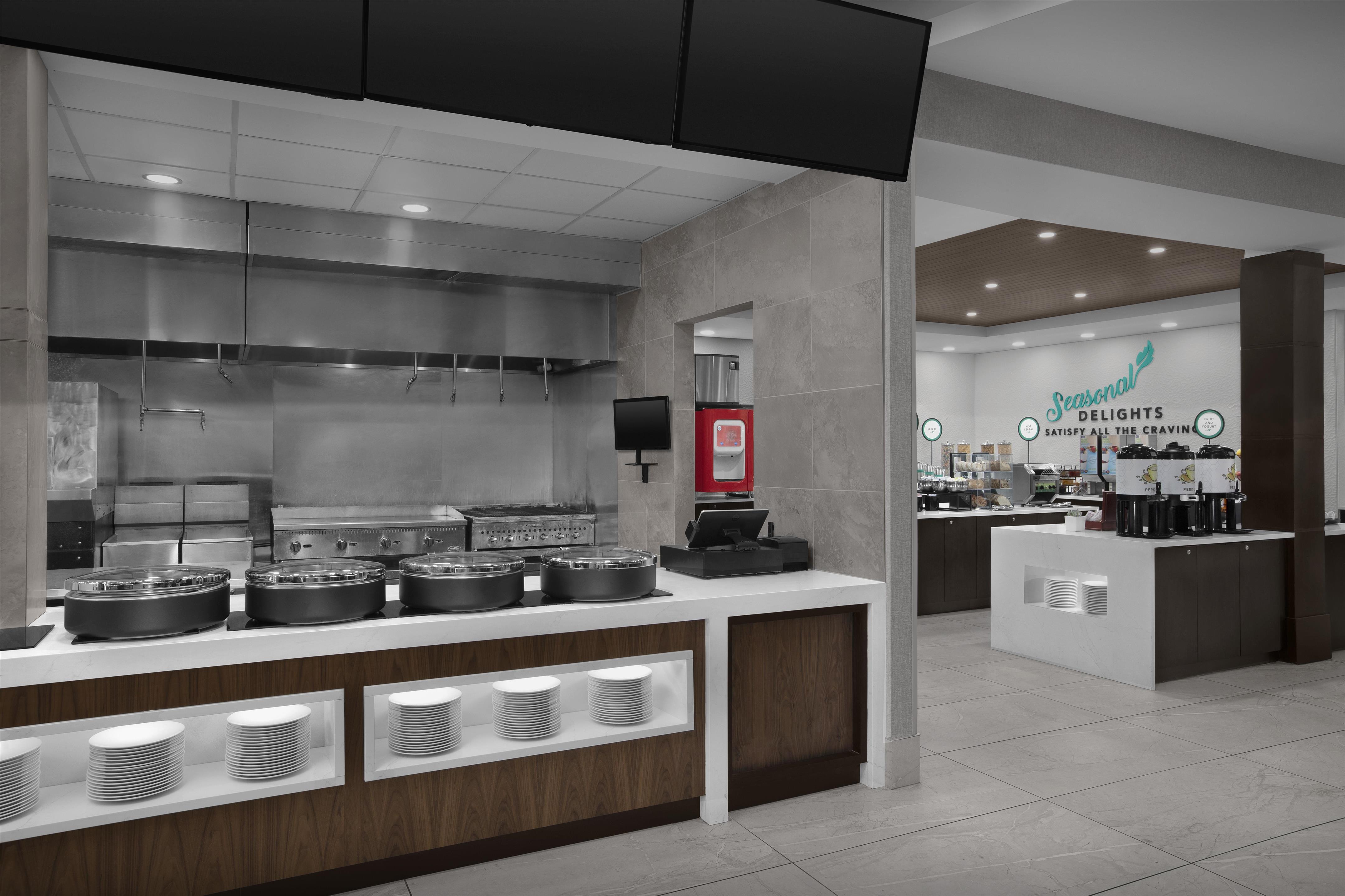 Breakfast Area | Embassy Suites by Hilton Jackson North Ridgeland