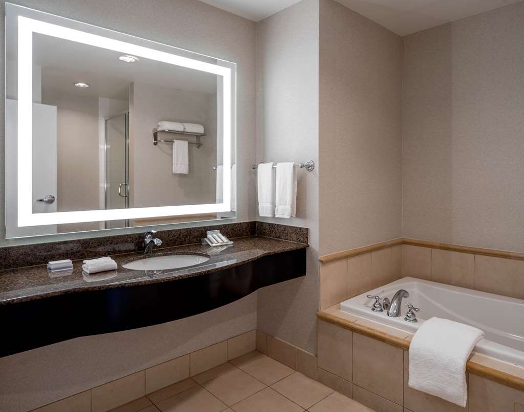 Hilton Garden Inn Jackson Downtown Room Type - 1 KING BED 1 BEDROOM SUITE