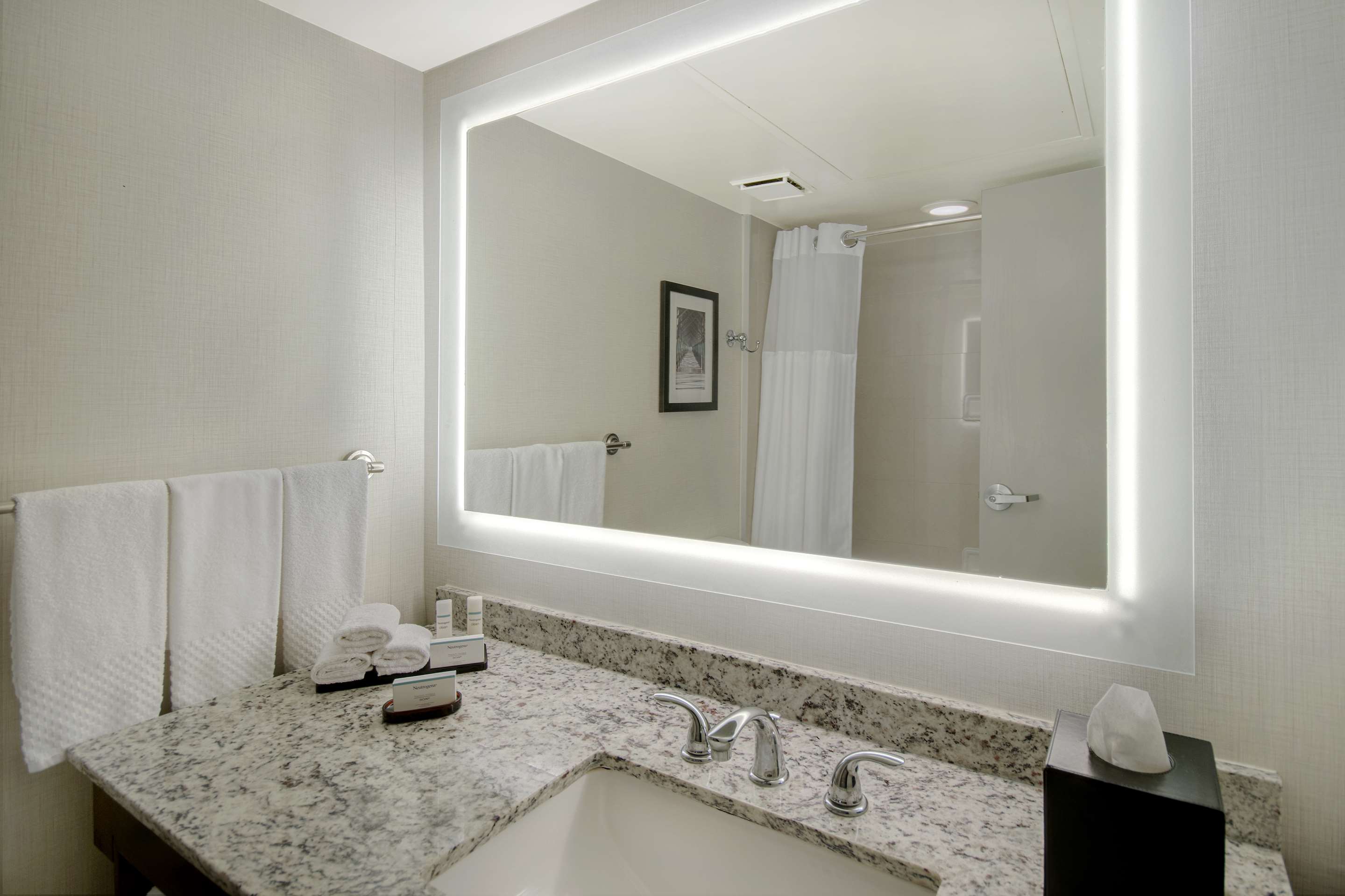 Guest room bath