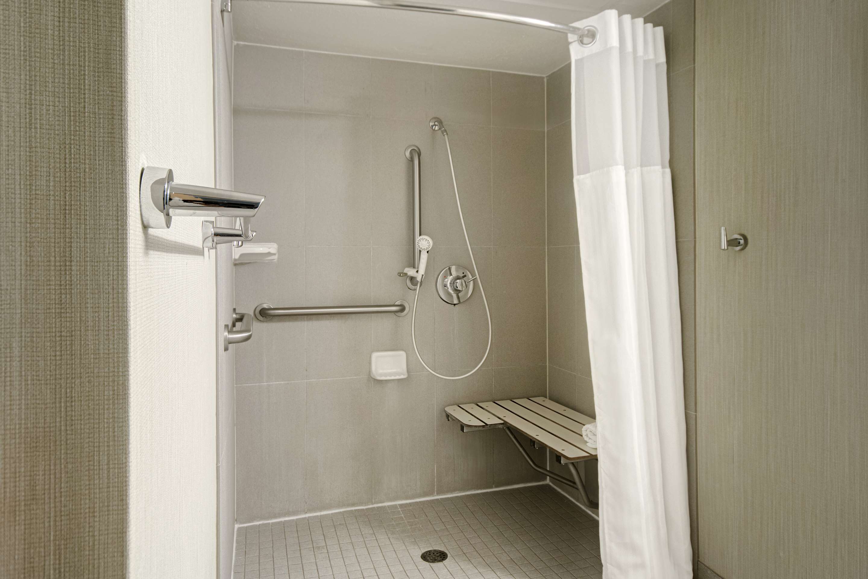 Guest room bath
