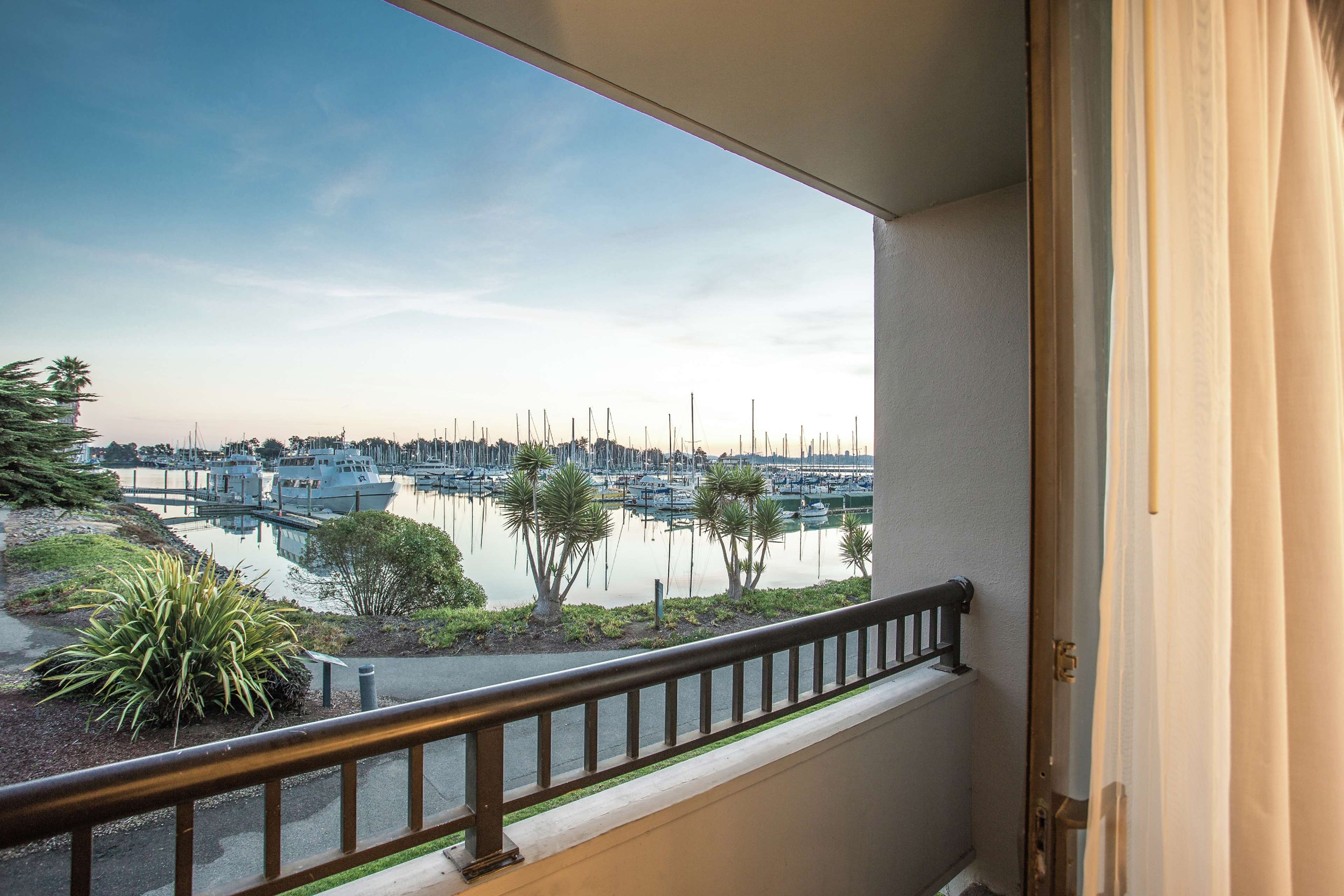 DoubleTree by Hilton Hotel Berkeley Marina Room Type - King Room with Marina View