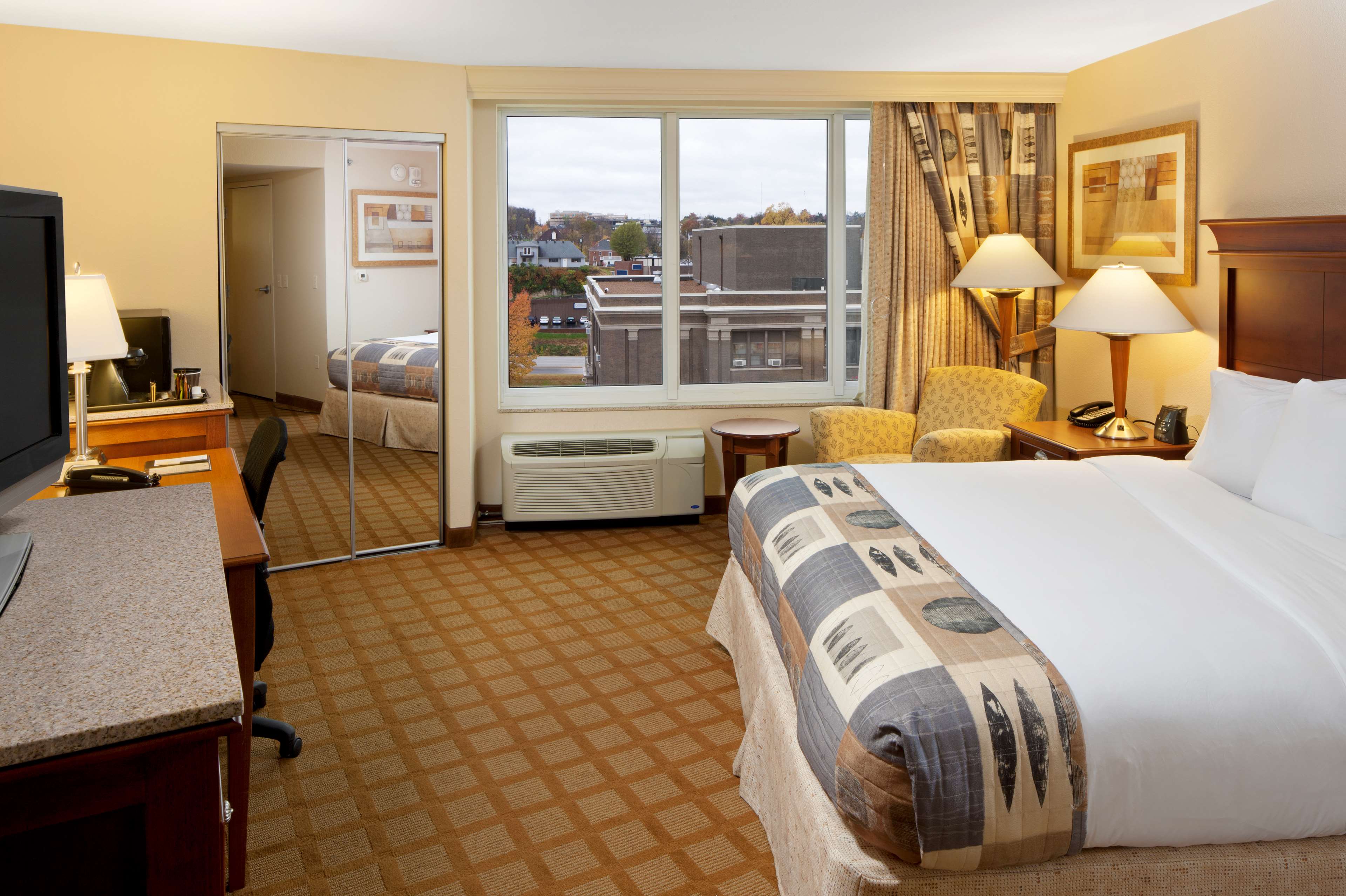 DoubleTree by Hilton Hotel Jefferson City - Tap to explore photos