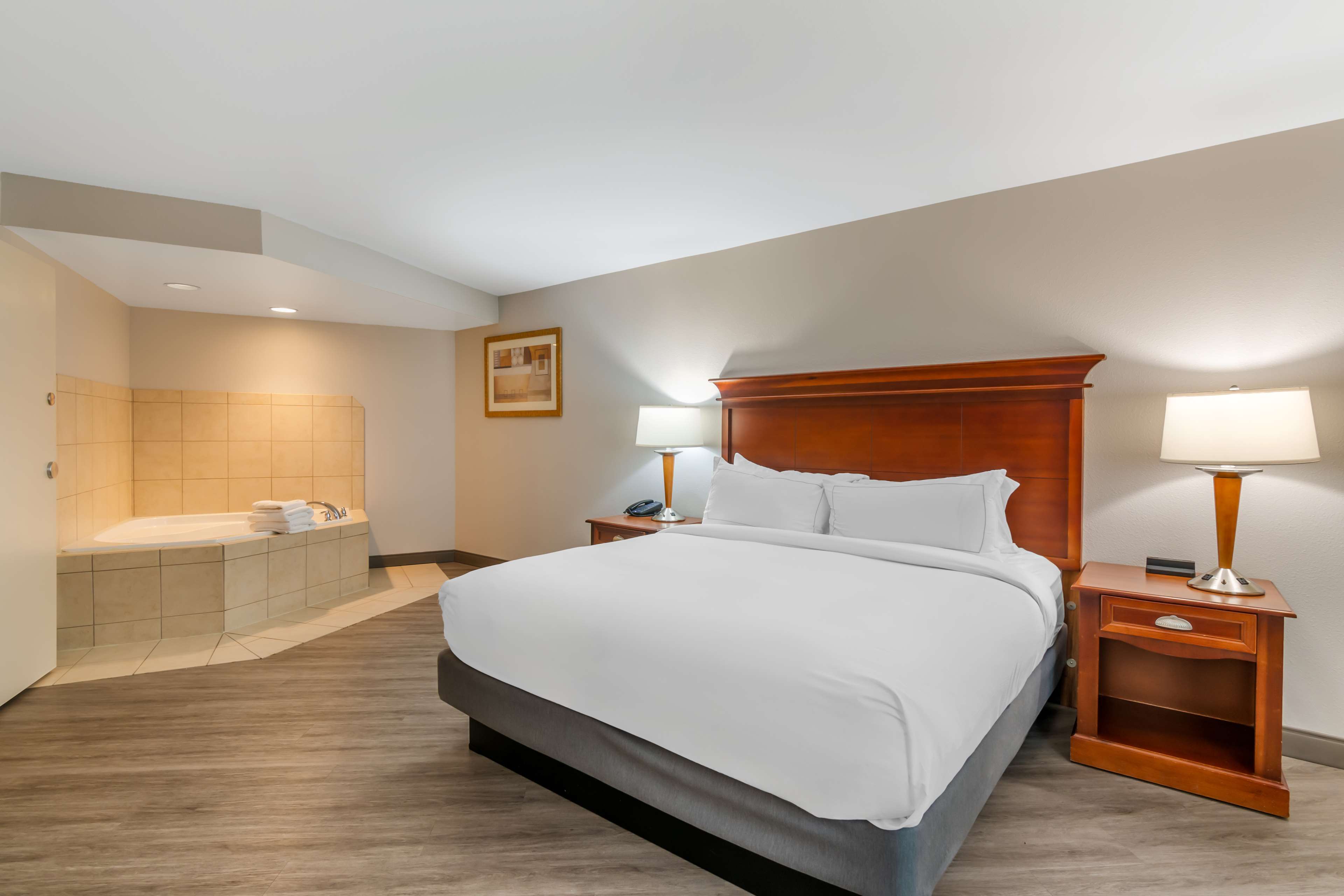 DoubleTree by Hilton Hotel Jefferson City Room Type - 1 KNG WHIRLPOOL STE NONSMO