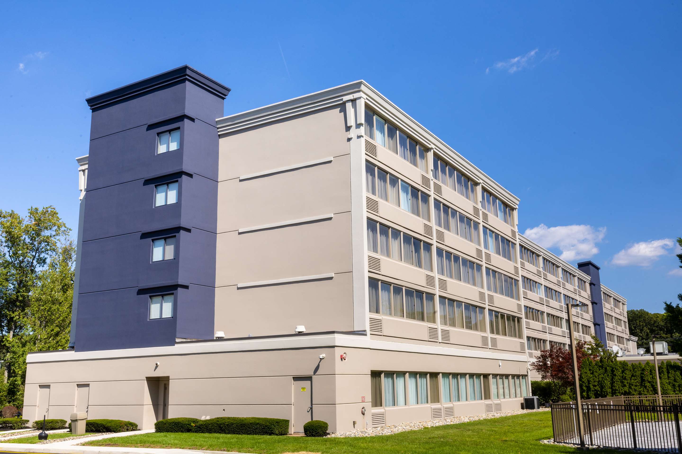 Exterior | DoubleTree by Hilton Tinton Falls - Eatontown