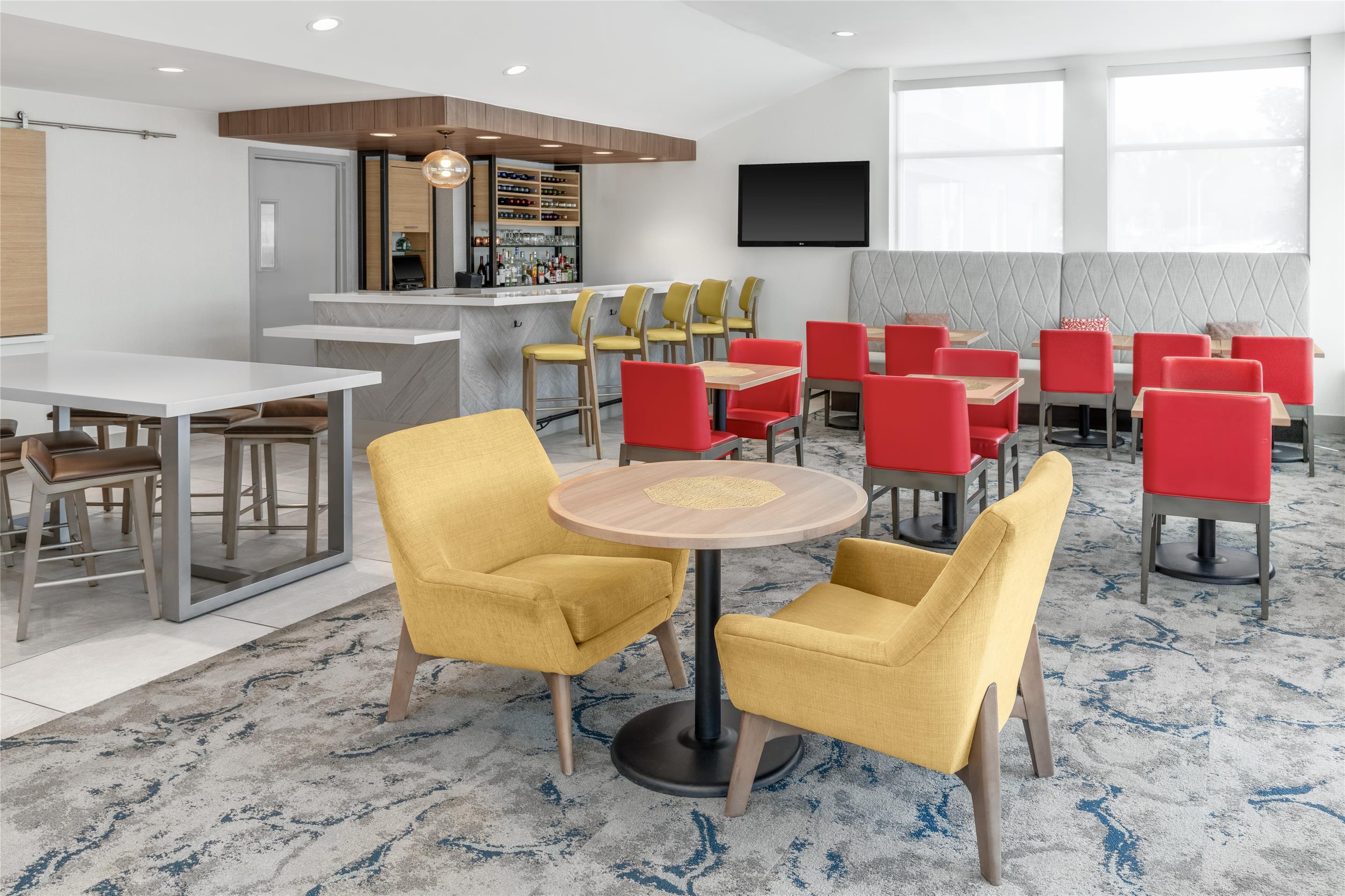Lobby | Hilton Garden Inn Queens/JFK Airport