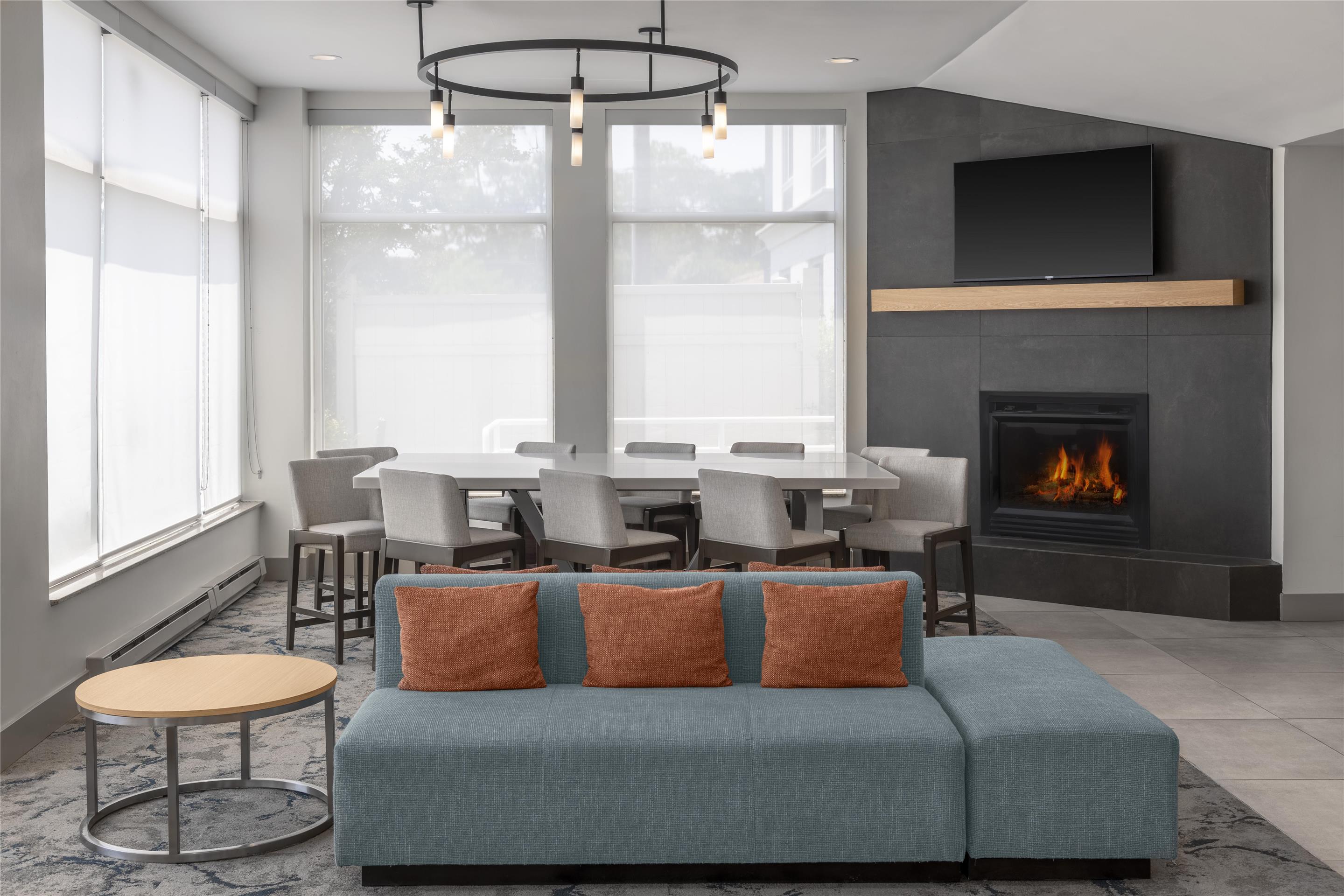 Lobby | Hilton Garden Inn Queens/JFK Airport