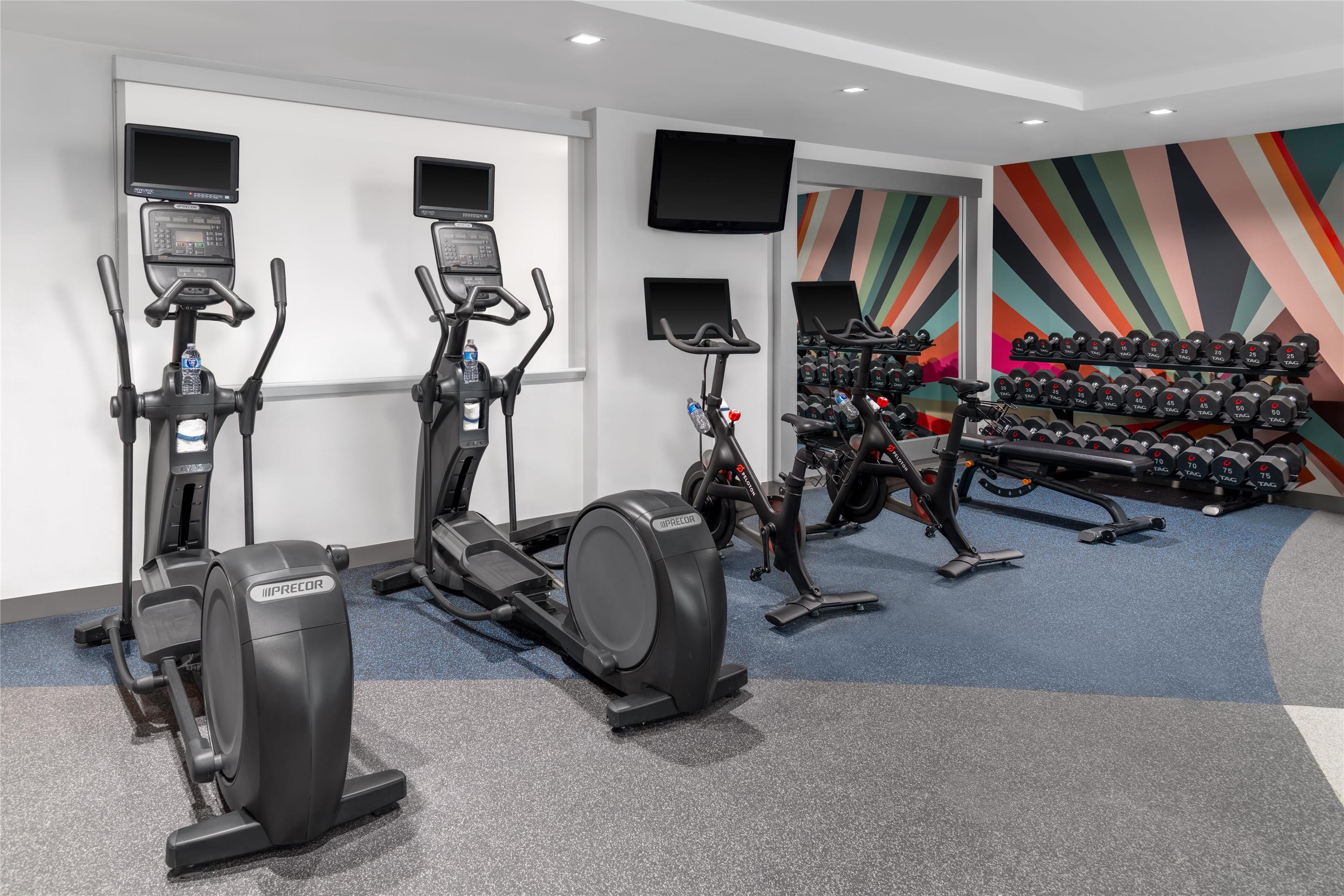 Health club fitness center gym | Hilton Garden Inn Queens/JFK Airport