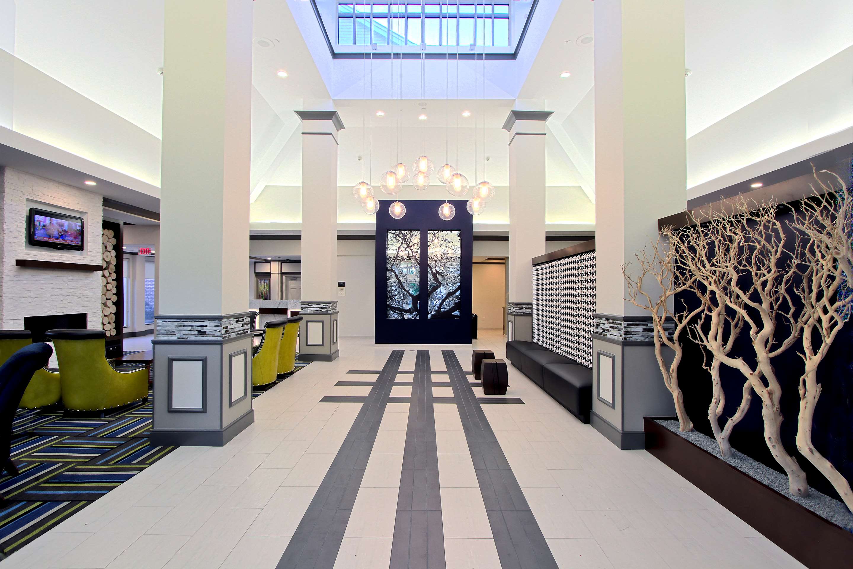 Lobby | Hilton Garden Inn Westbury