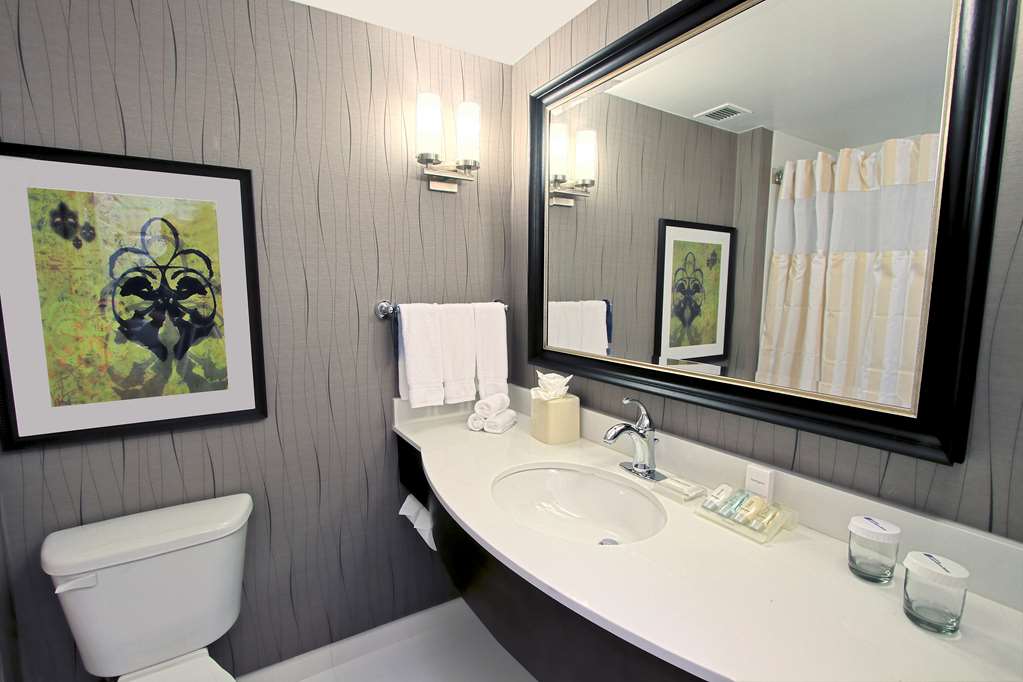 Hilton Garden Inn Westbury - Tap to explore photos